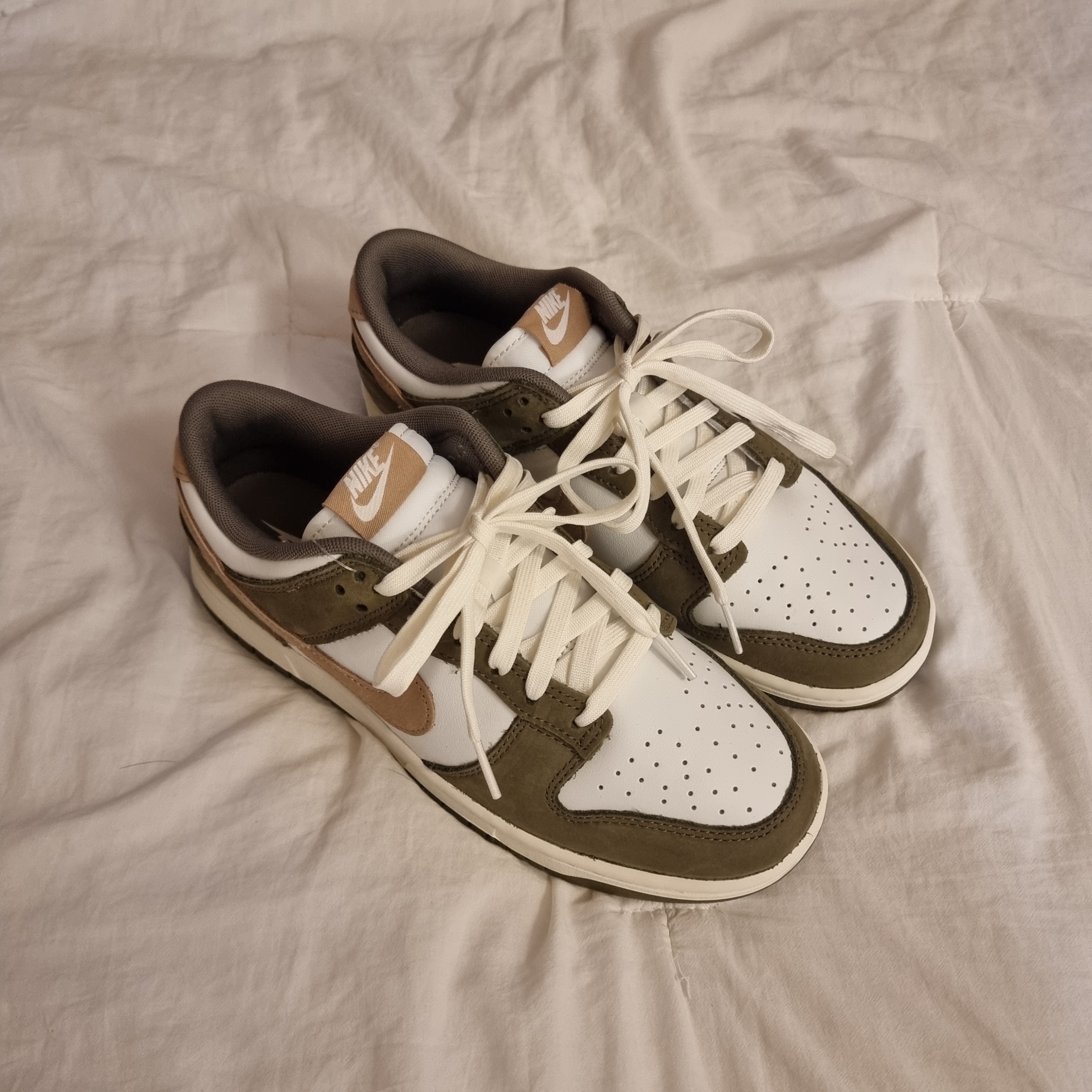 Nike Dunk Low Retro Premium Medium Olive and Summit White 착용 스타일 - 1