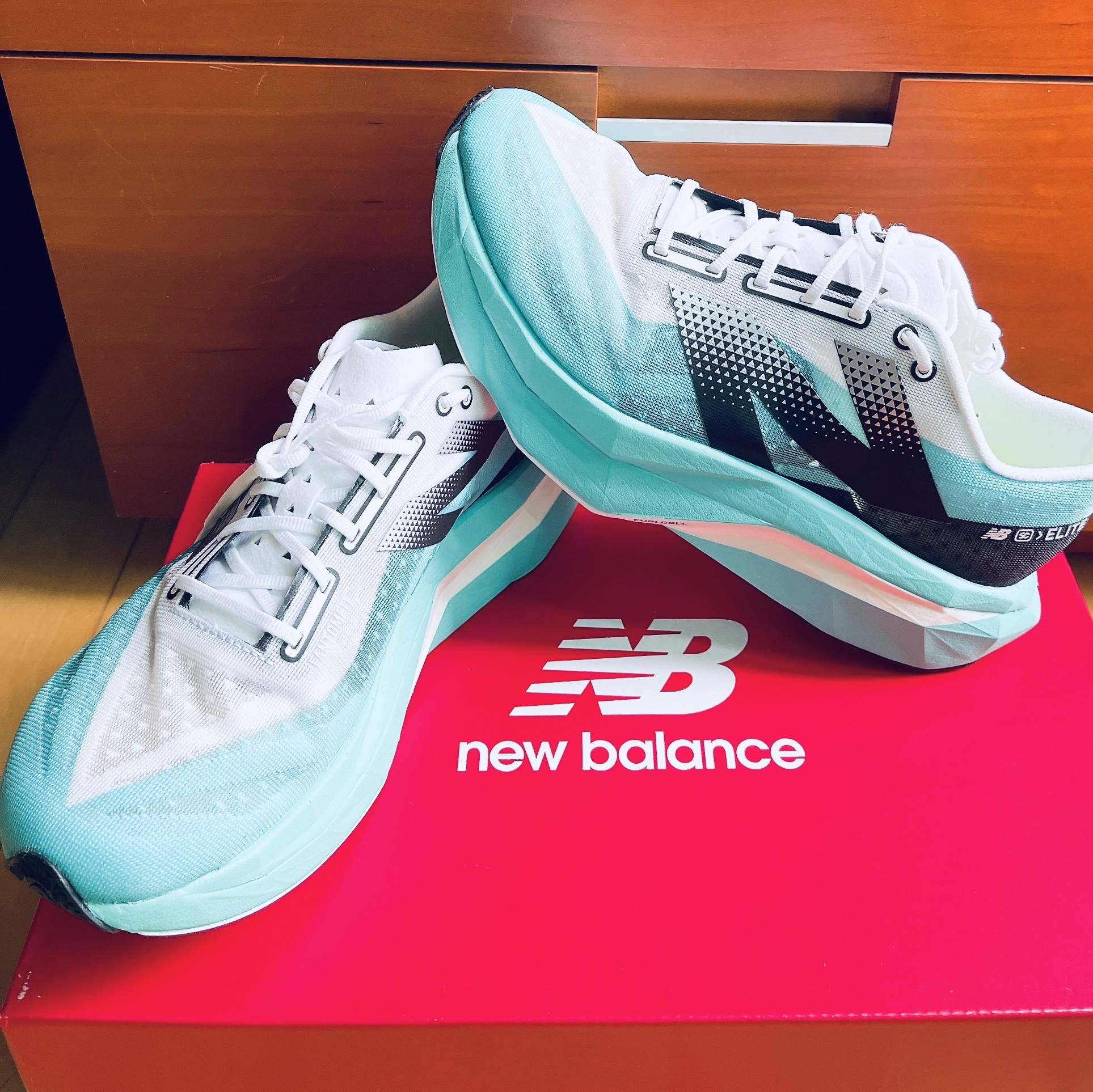 New Balance Fuelcell Supercomp Elite v4 Cyber Jade White - 2E Wide 착용 스타일