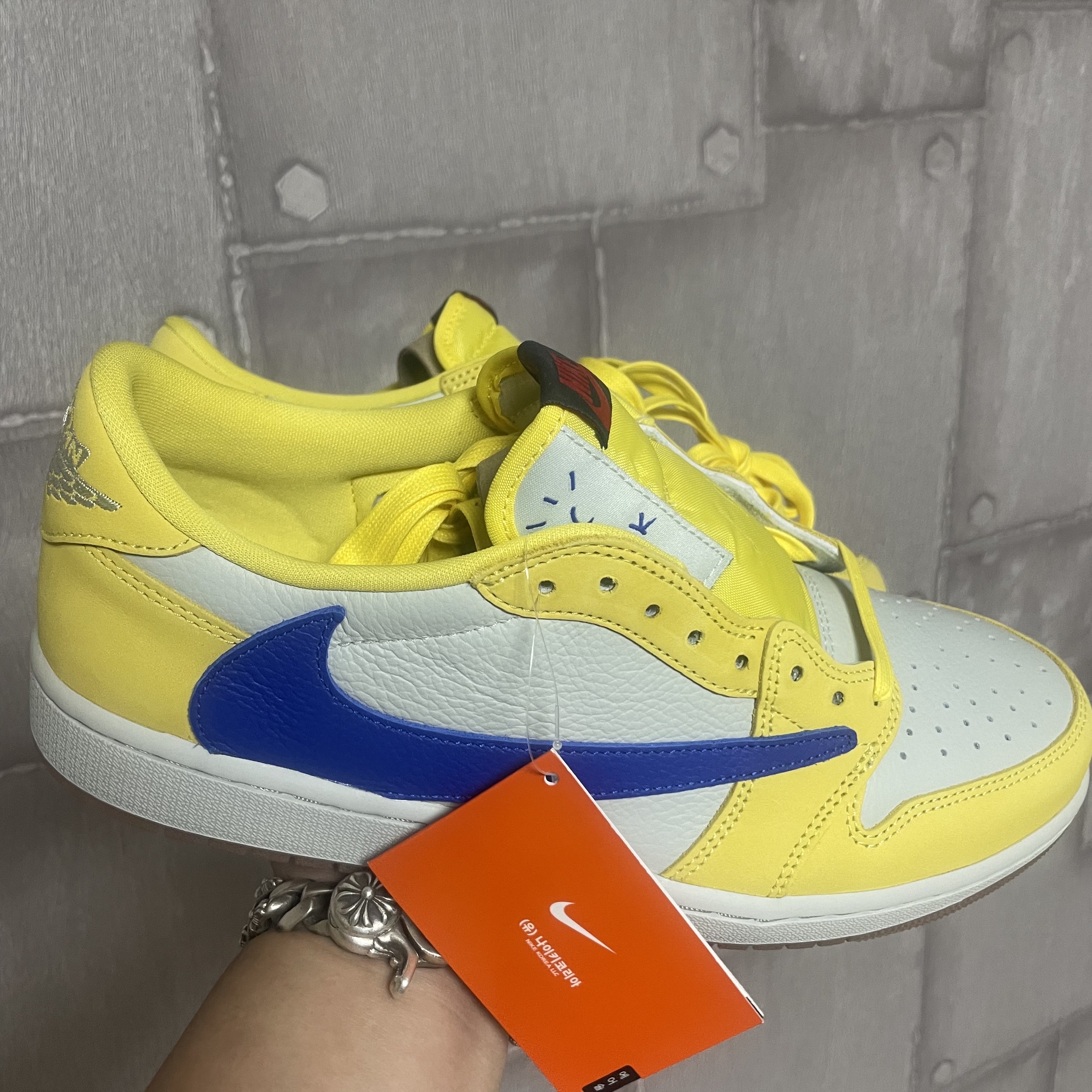 (W) Jordan 1 x Travis Scott Retro Low OG SP Canary 착용 스타일 - 1