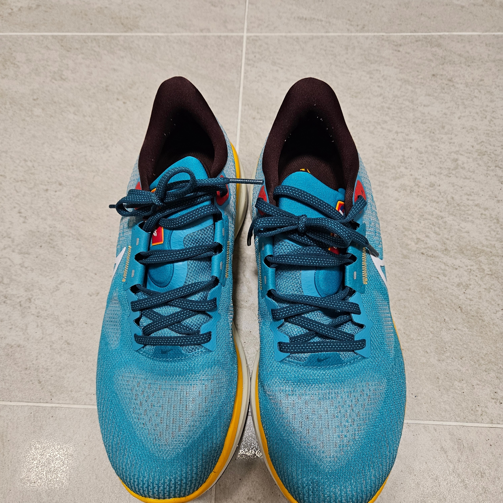 Nike Vomero 17 PRM Road Running Teal Nebula Laser Orange 착용 스타일