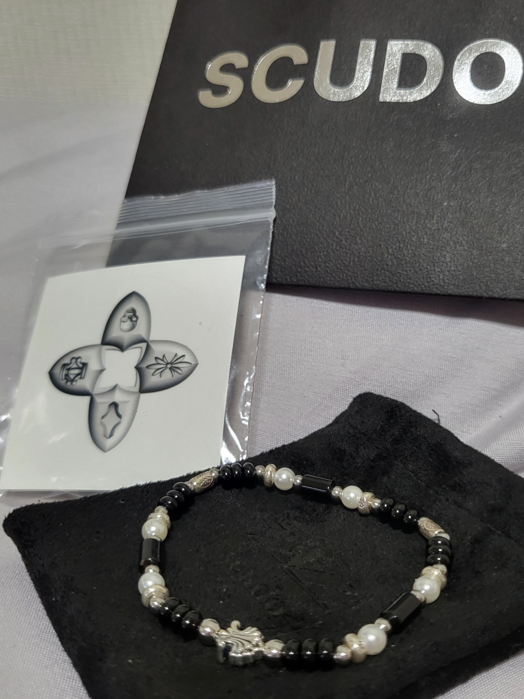 [KREAM 단독] Scudo Shell Black Pearl Beads Bracelet 착용 스타일 - 1