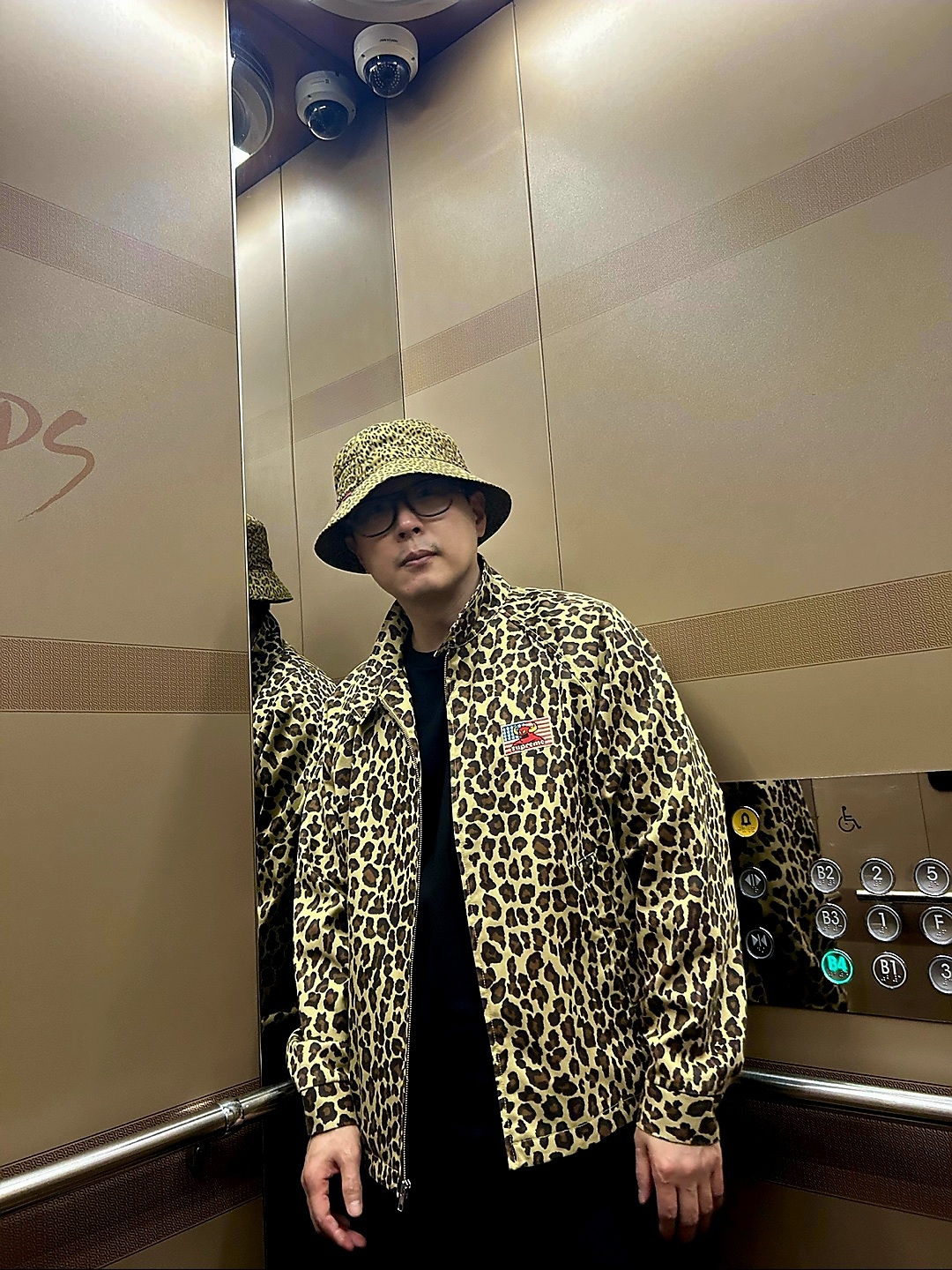 Supreme x Toy Machine Harrington Jacket Leopard - 24SS, Supreme Small Box T-Shirt Black - 24SS 착용 스타일 - 1