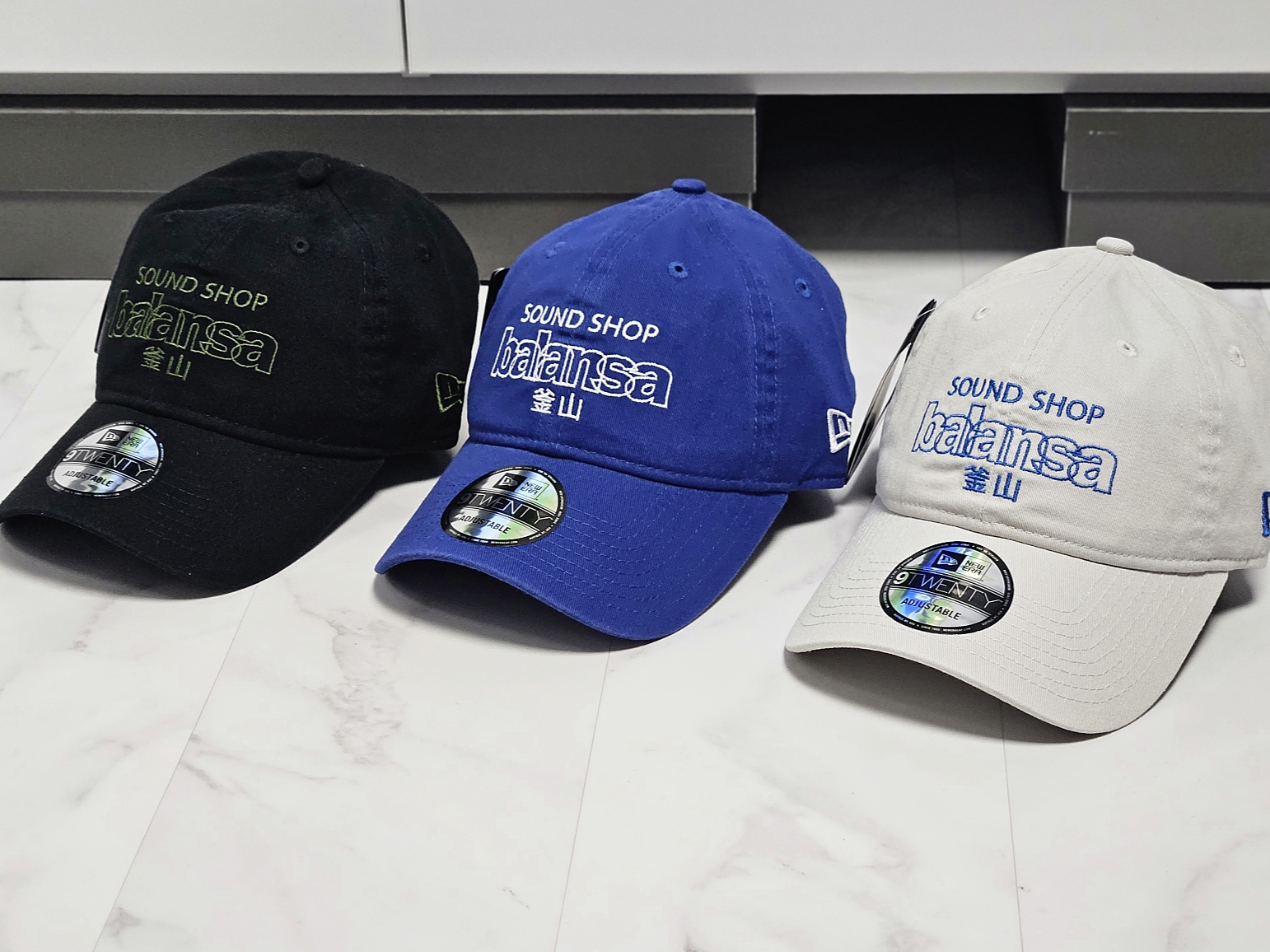 New Era x Balansa Unstructured Ball Cap Black Green, New Era x Balansa Unstructured Ball Cap White 착용 스타일 - 1