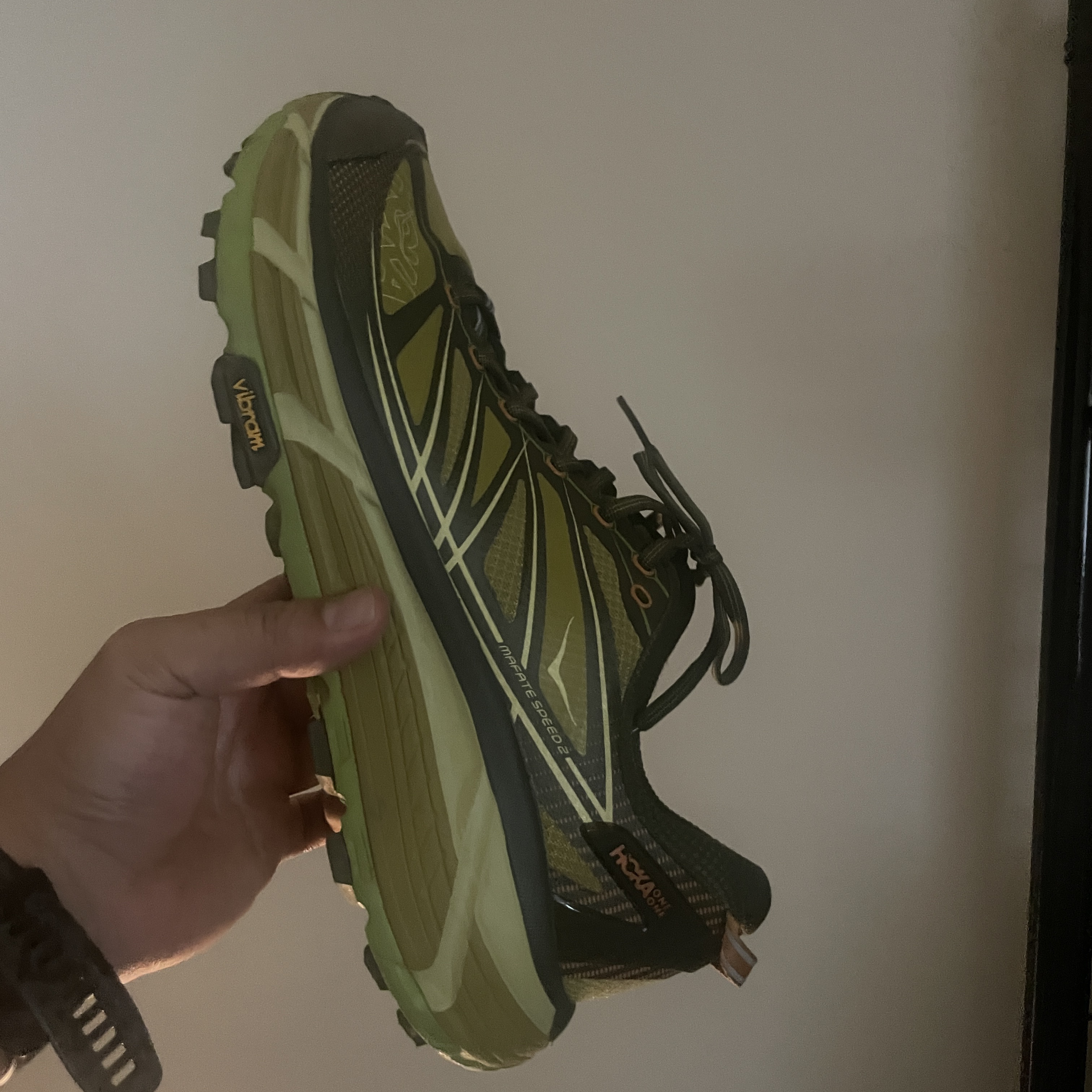 Hoka Mafate Speed 2 Dark Olive Golden Lichen 착용 스타일