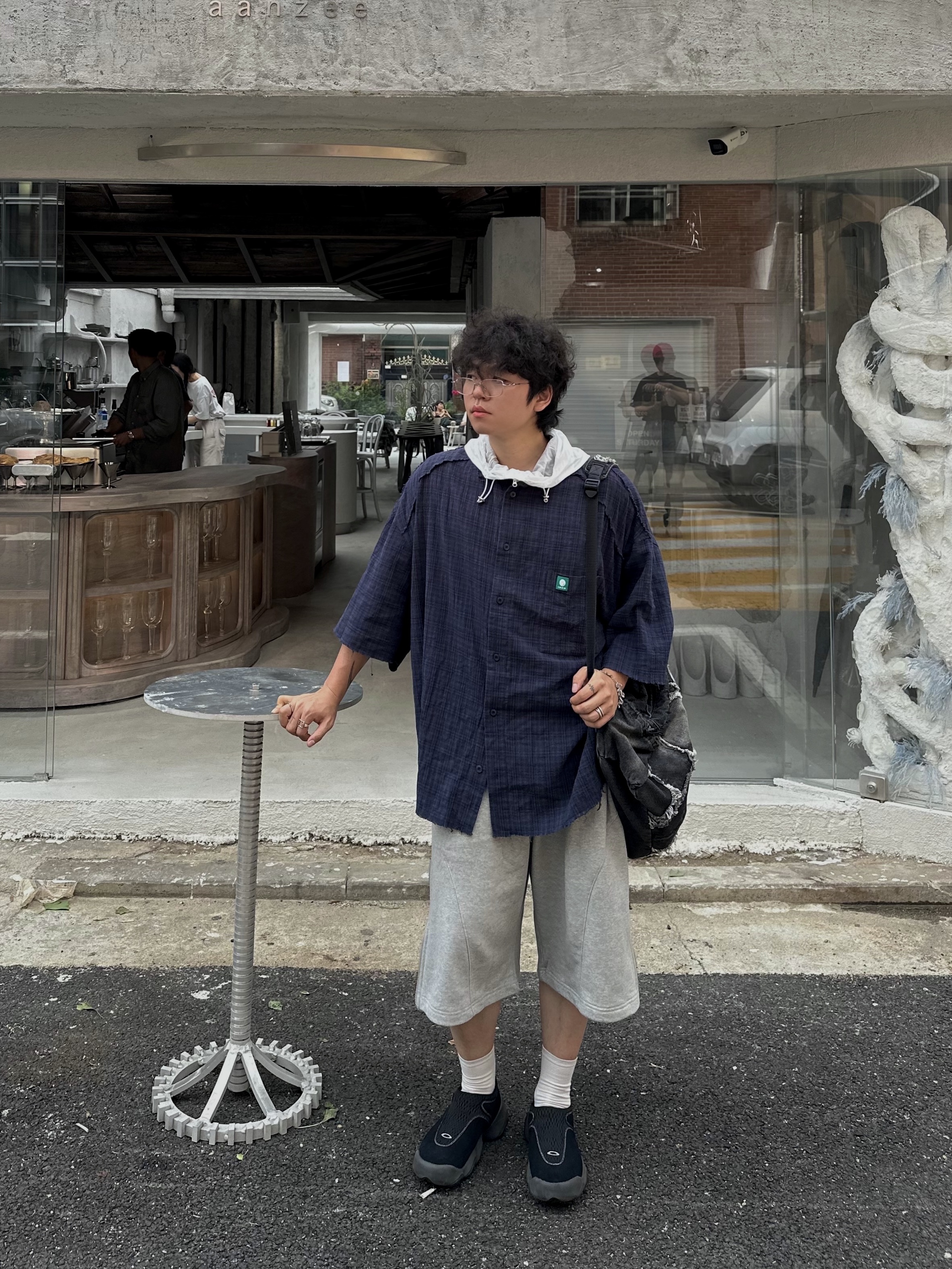 Oakley Factory Team x Brain Dead Suede Flesh Caviar Mesh Black, Gentle Monster Atomic 02 Silver 착용 스타일 - 3