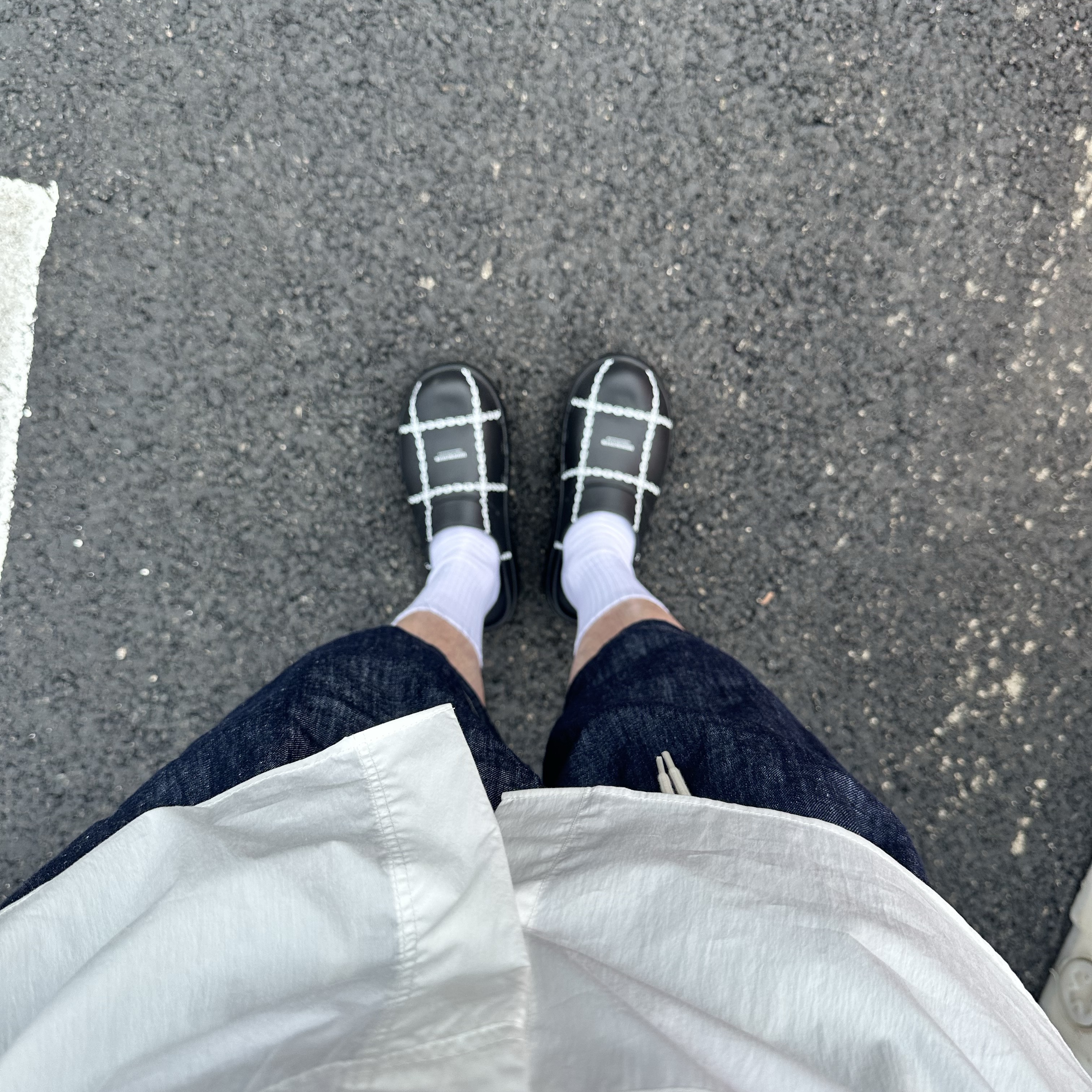 Oofos x Undercover Clog Black 착용 스타일