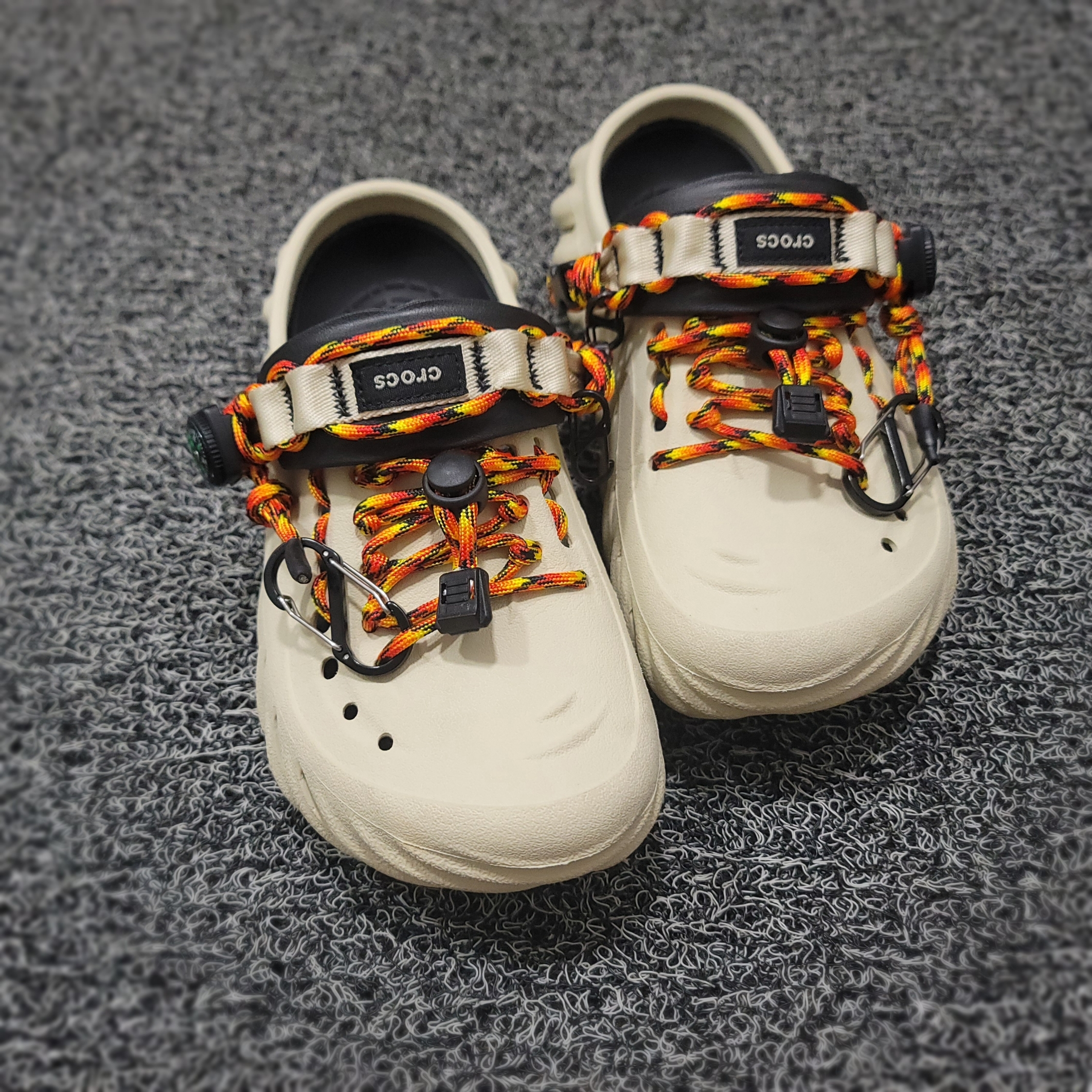 Crocs Echo Clog Bone Black 착용 스타일 - 1