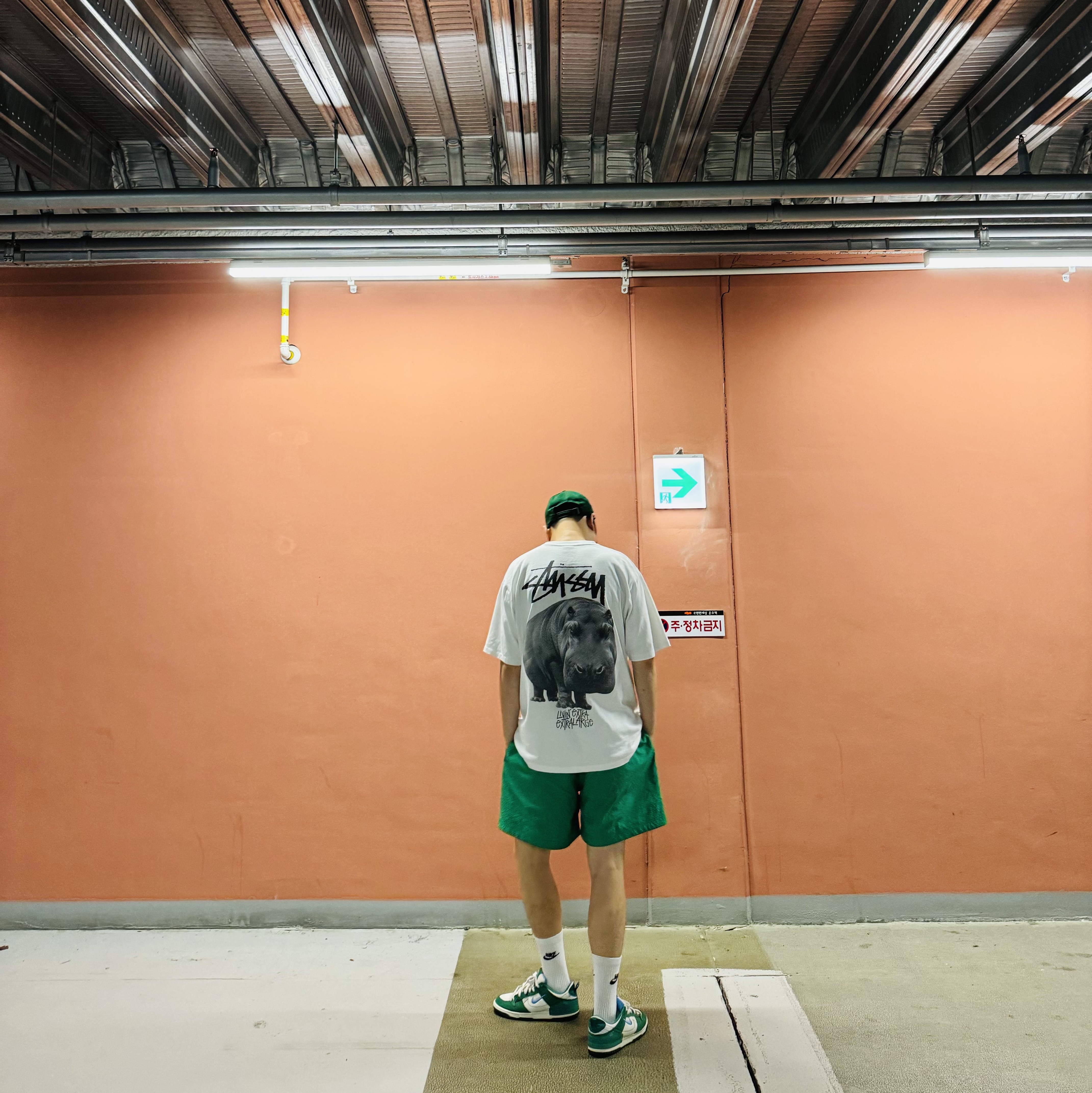 Nike Heritage 86 Futura Washed Cap Gorge Green, Stussy Livin' Large T-Shirt White 착용 스타일 - 5