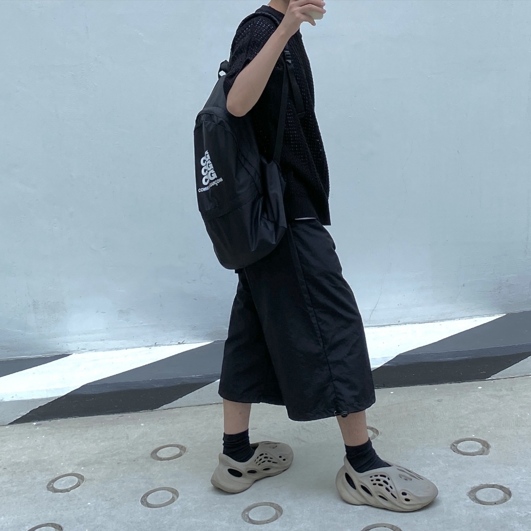 CDG Backpack Black, Adidas Yeezy Foam RNNR Sand 착용 스타일 - 2
