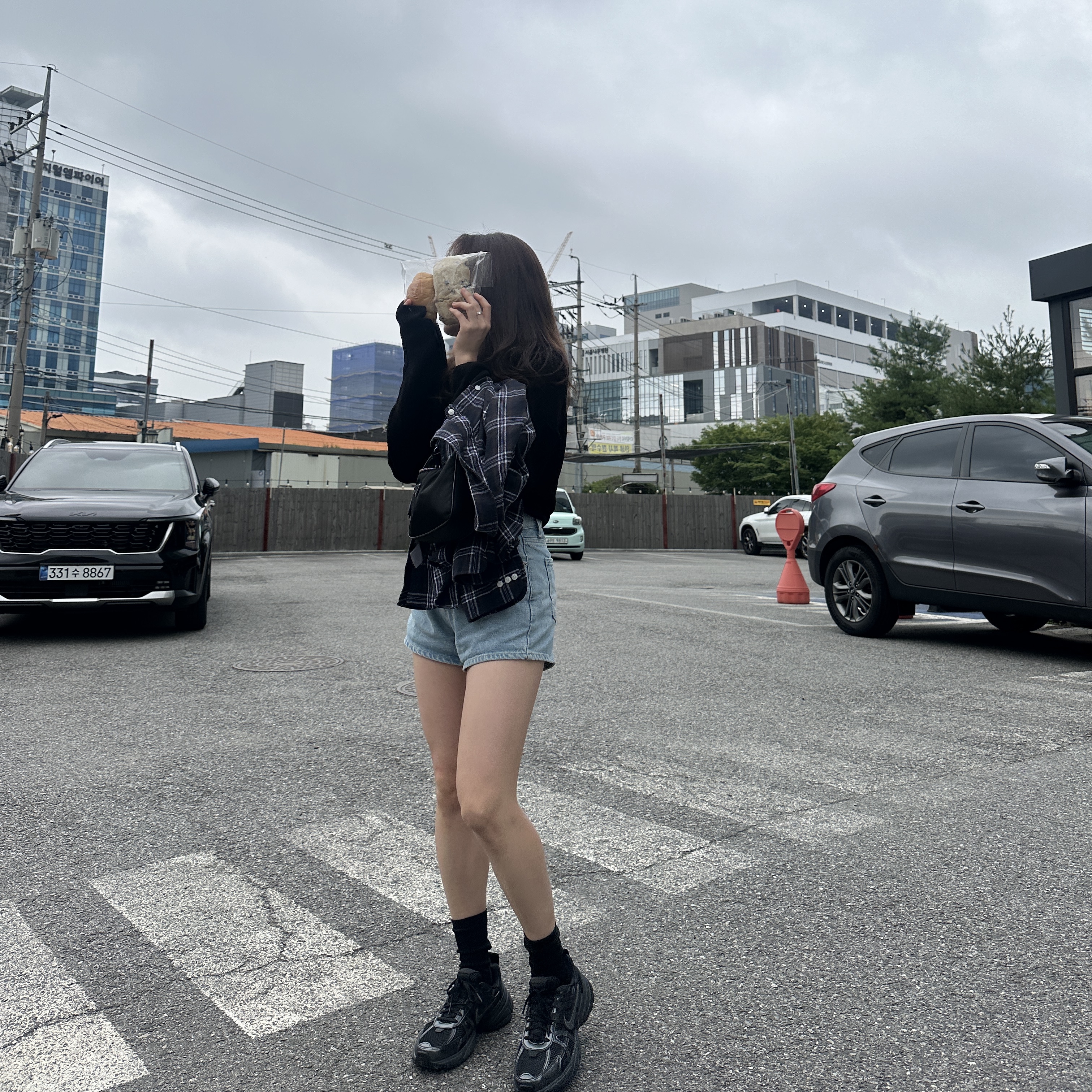 Nike V2K Run Black Anthracite 착용 스타일