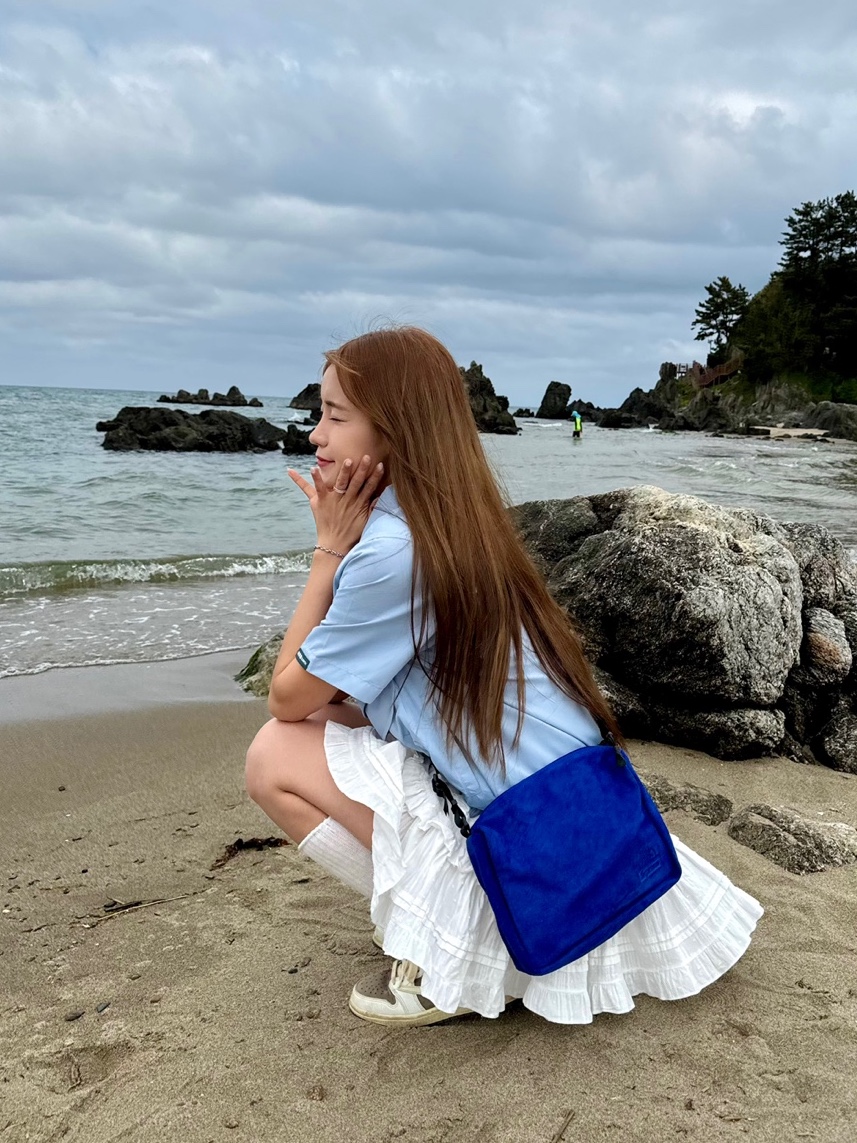 Supreme x The North Face Suede Shoulder Bag Blue - 23FW, Jordan 1 x Travis Scott Retro Low OG SP Sail and Ridgerock 착용 스타일 - 2