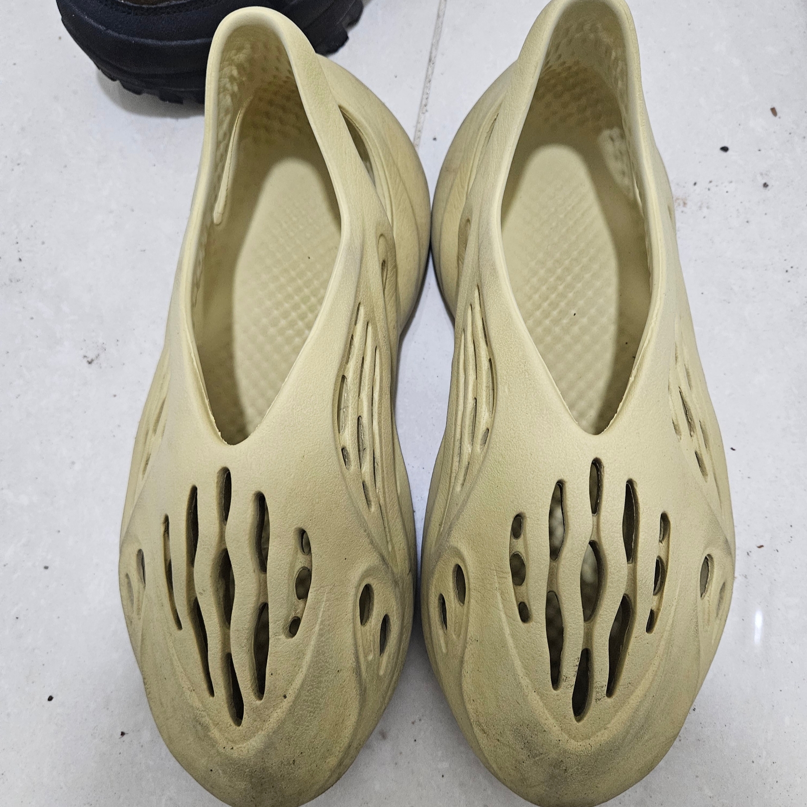 Adidas Yeezy Foam RNNR Sulfur 착용 스타일