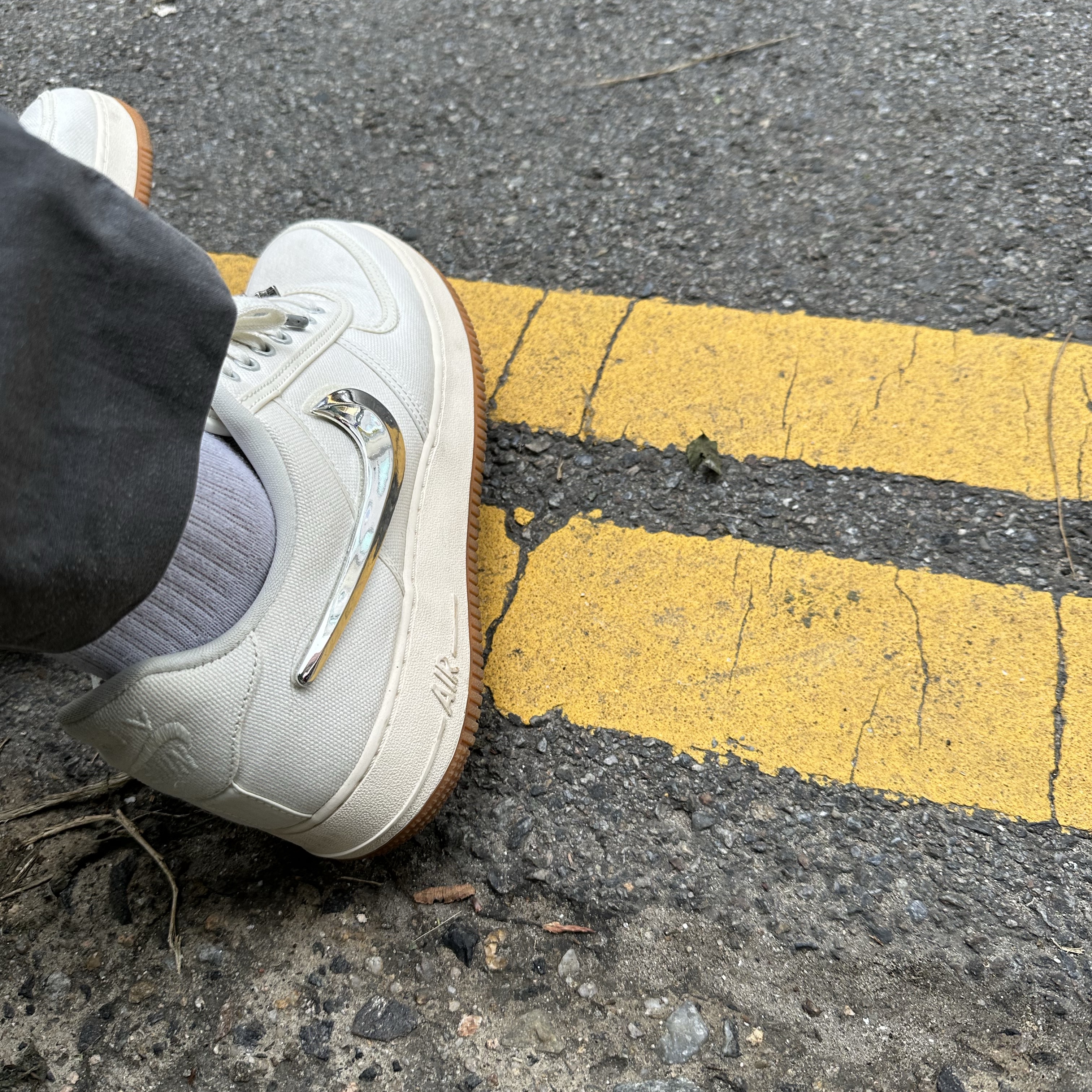 Nike x Travis Scott Air Force 1 Low Sail 착용 스타일 - 3