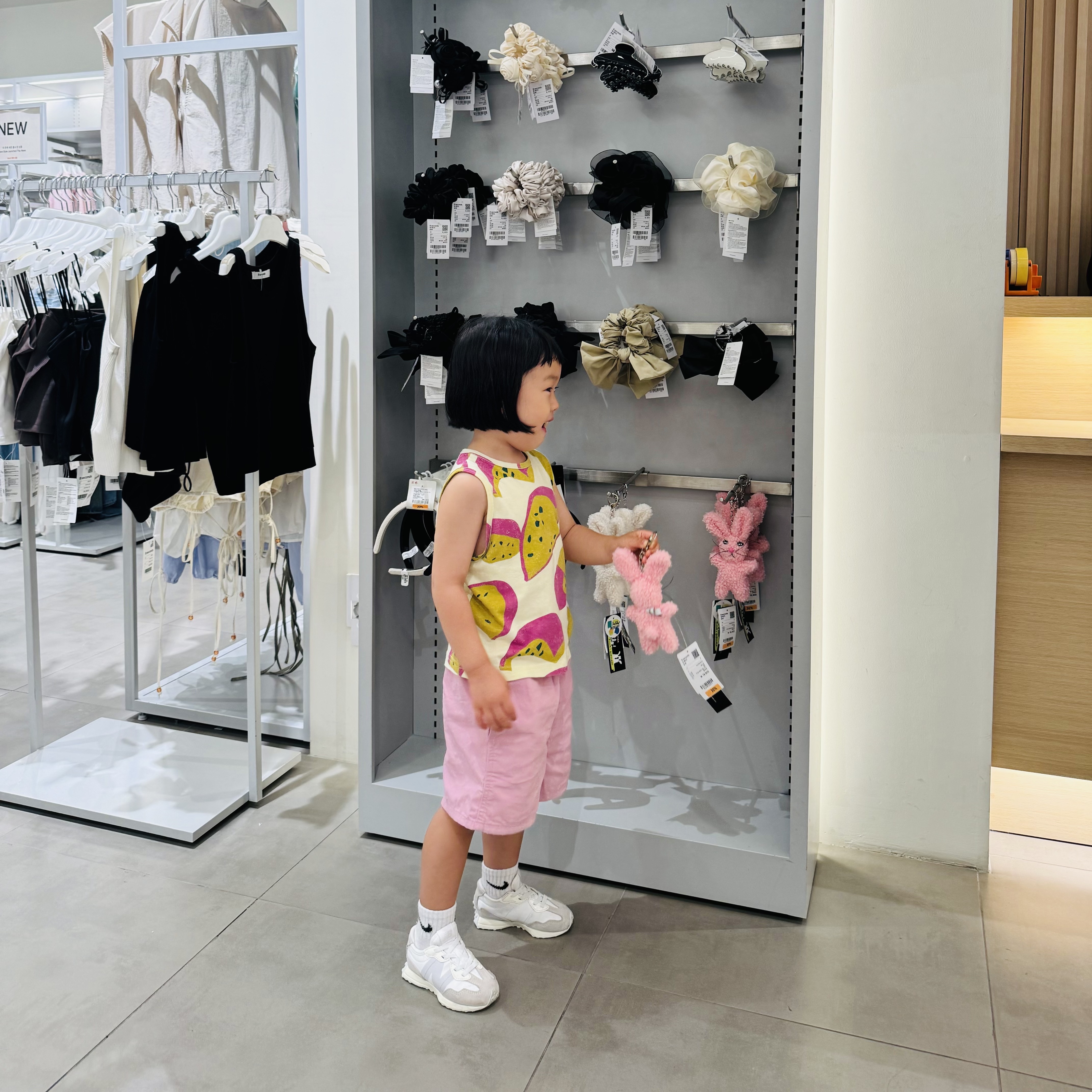 (Kids) Patagonia Funhoggers Cotton Shorts Sunfade Pink, (Kids) Nike Everyday Cushion Ankle Socks White (3 Pack/Korean Ver.) 착용 스타일 - 2
