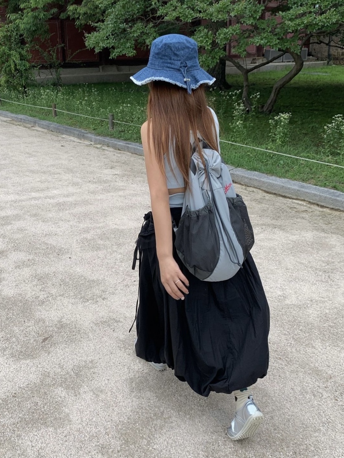 Jacquemus Le Bob Artichaut Bucket Hat Gradient Blue 착용 스타일