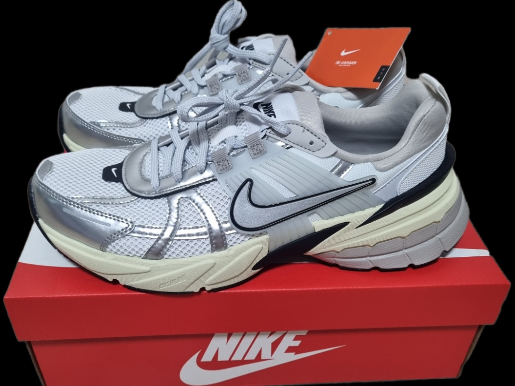 Nike V2K Run Summit White Metallic Silver 착용 스타일