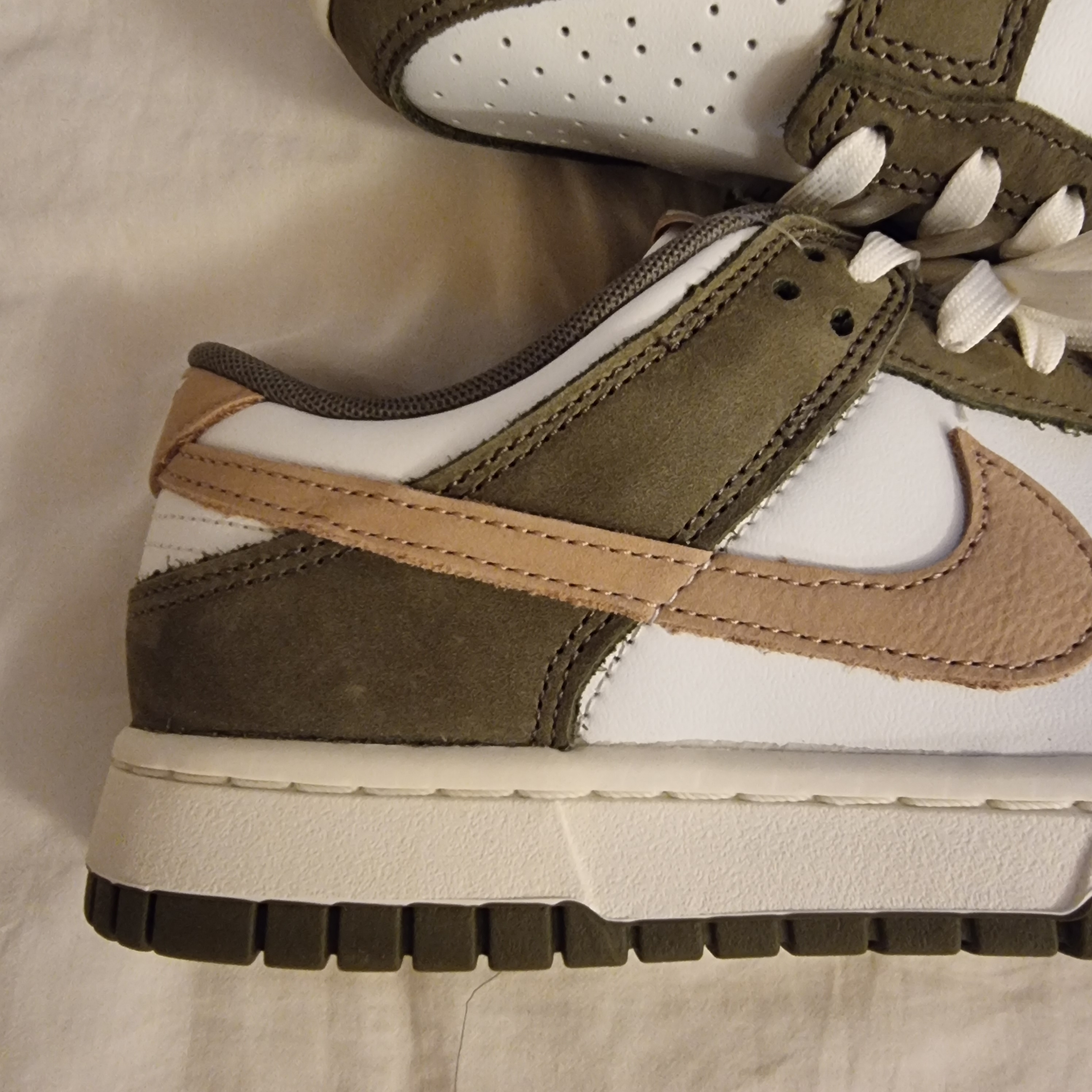 Nike Dunk Low Retro Premium Medium Olive and Summit White 착용 스타일 - 4