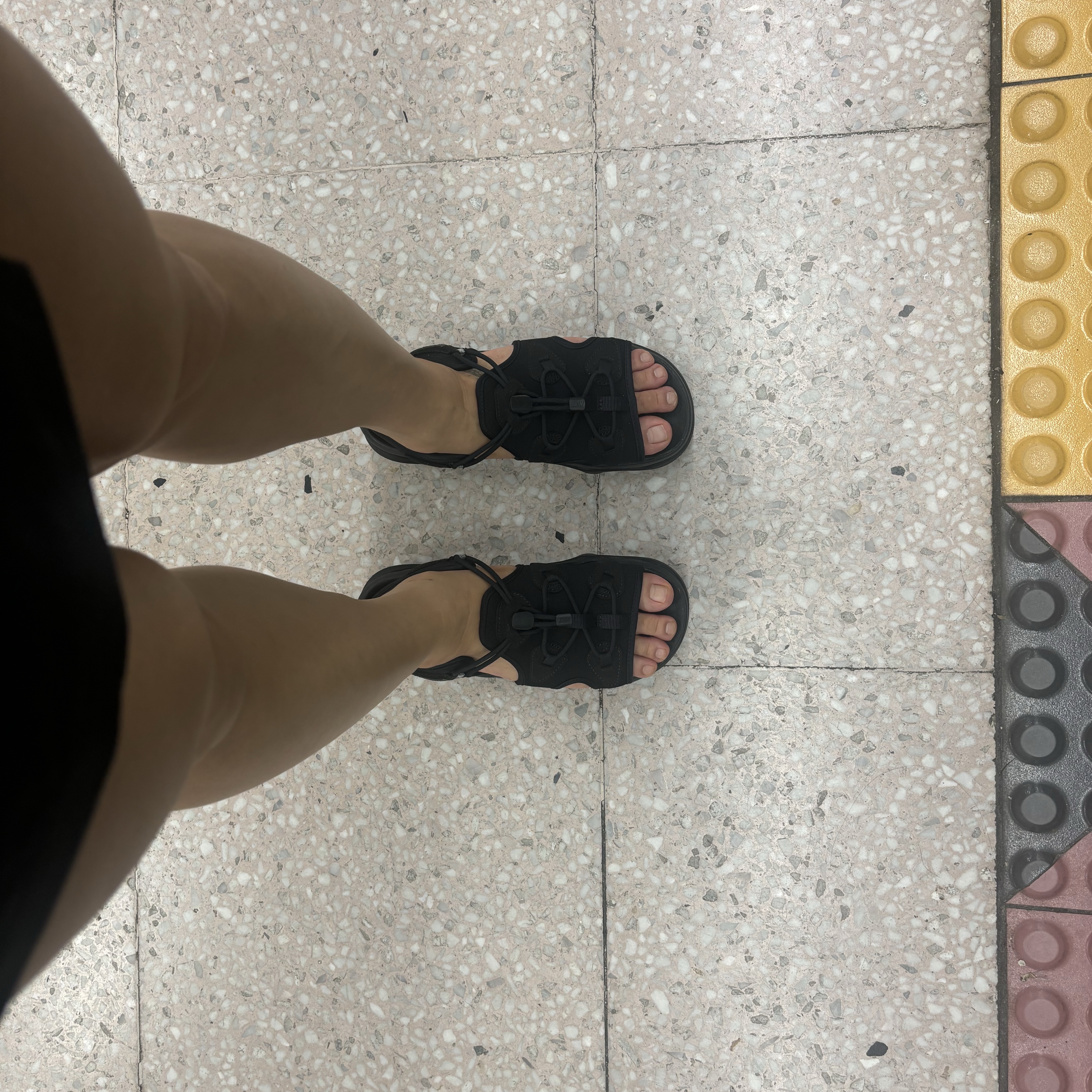 (W) Nike Air Max Koko Sandal Black 착용 스타일 - 2