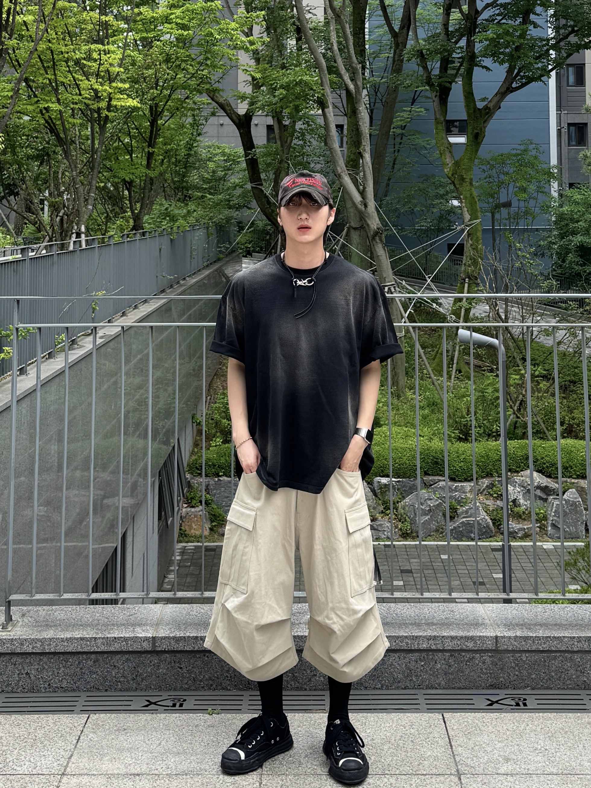 Nonnod Side Cargo Shorts Beige, Nonnod Back Detail T-shirt Washed Black 착용 스타일 - 1