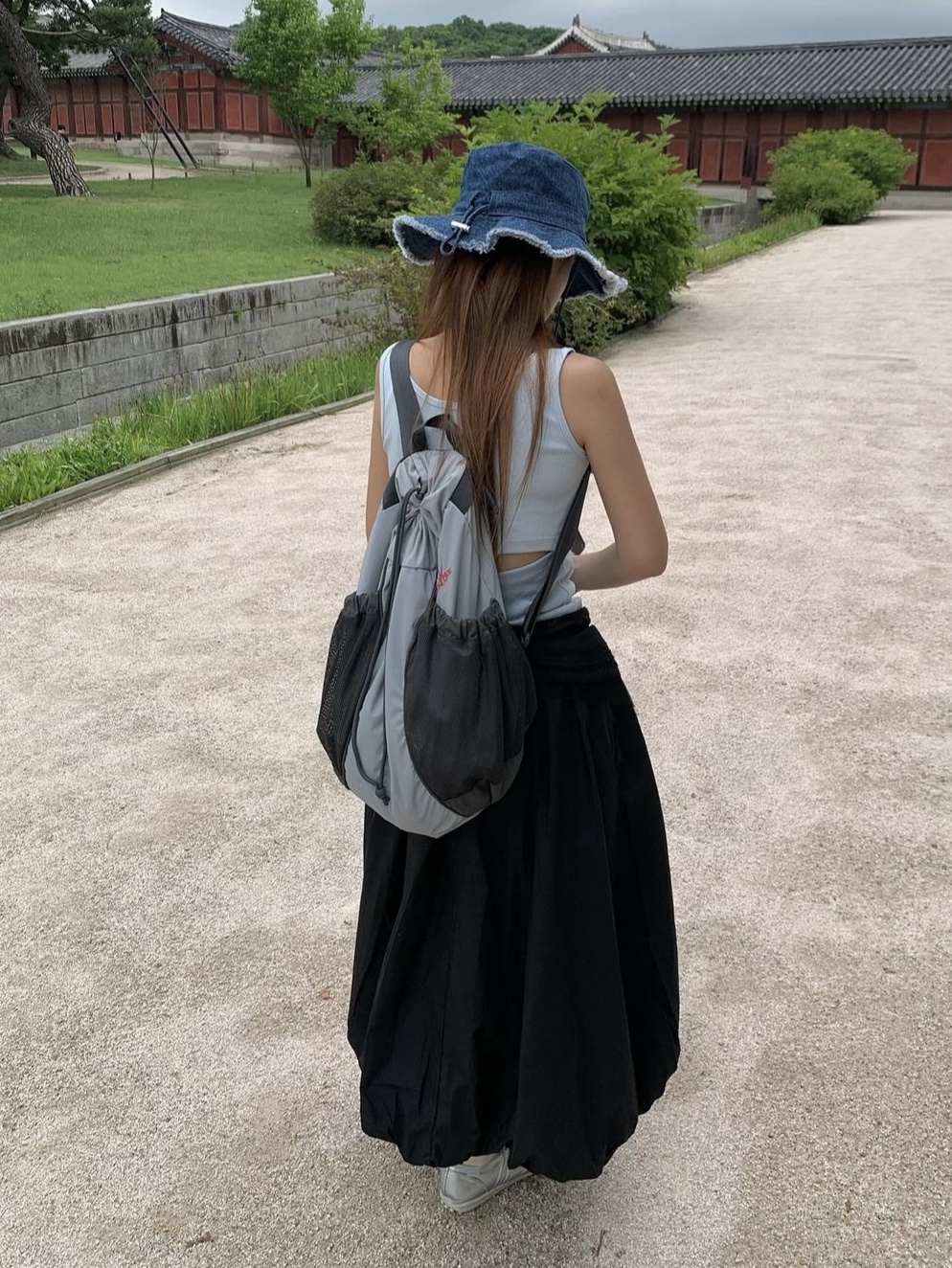 Jacquemus Le Bob Artichaut Bucket Hat Gradient Blue 착용 스타일