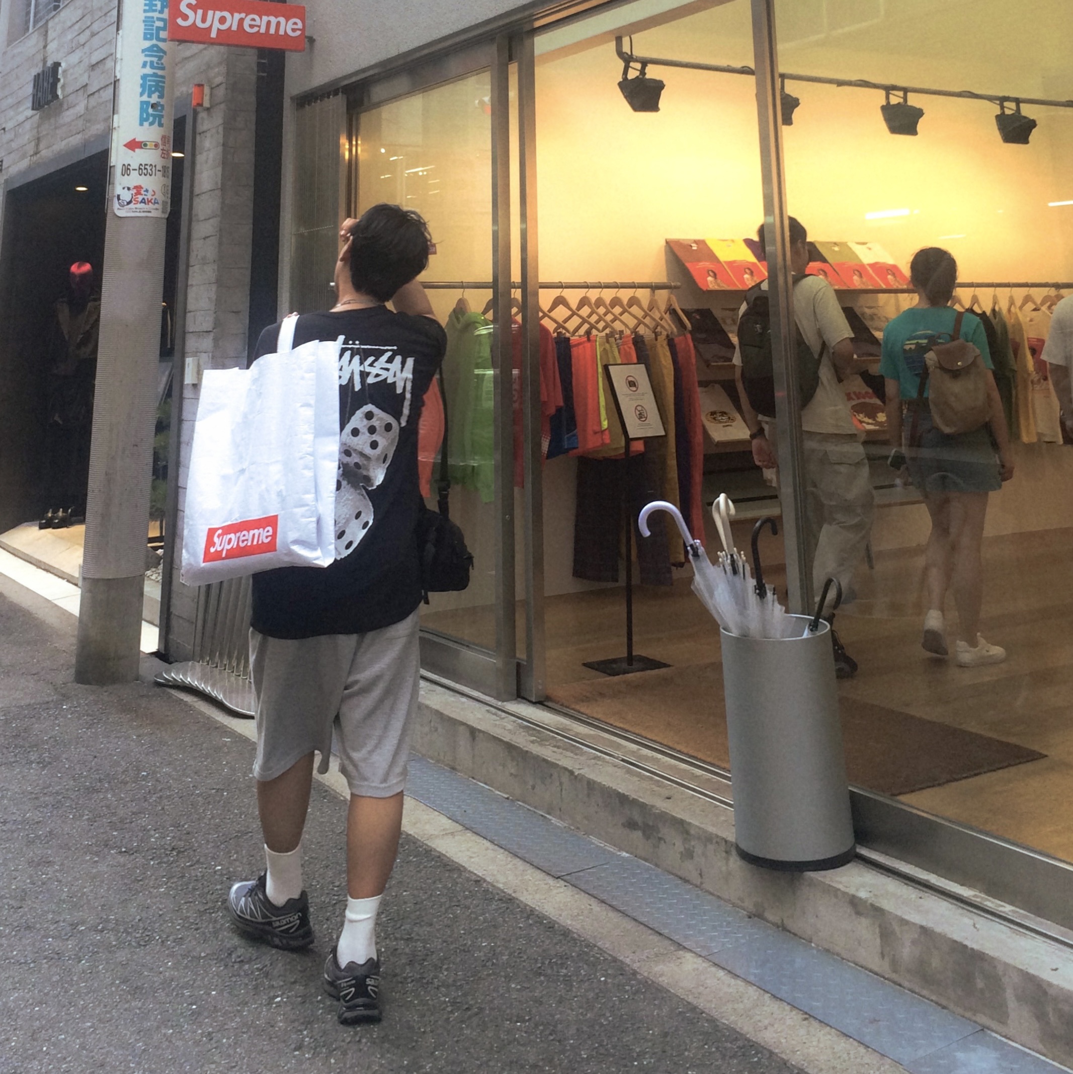 Stussy Fuzzy Dice T-Shirt Black, Salomon XT-6 Gore-Tex Black Ebony 착용 스타일 - 2