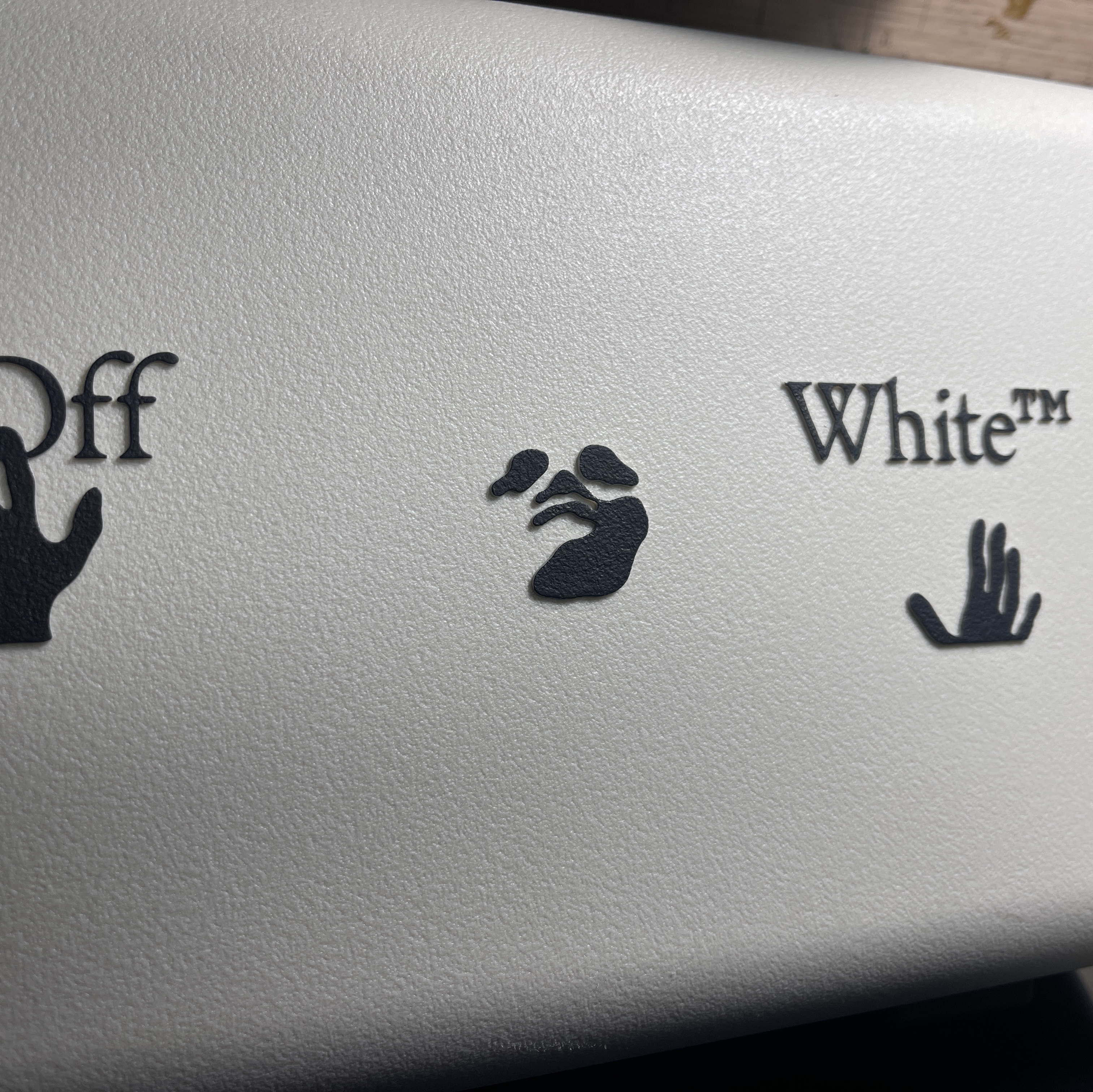 Off-White x Amore Pacific Protection Box (Without Cosmetics) 착용 스타일