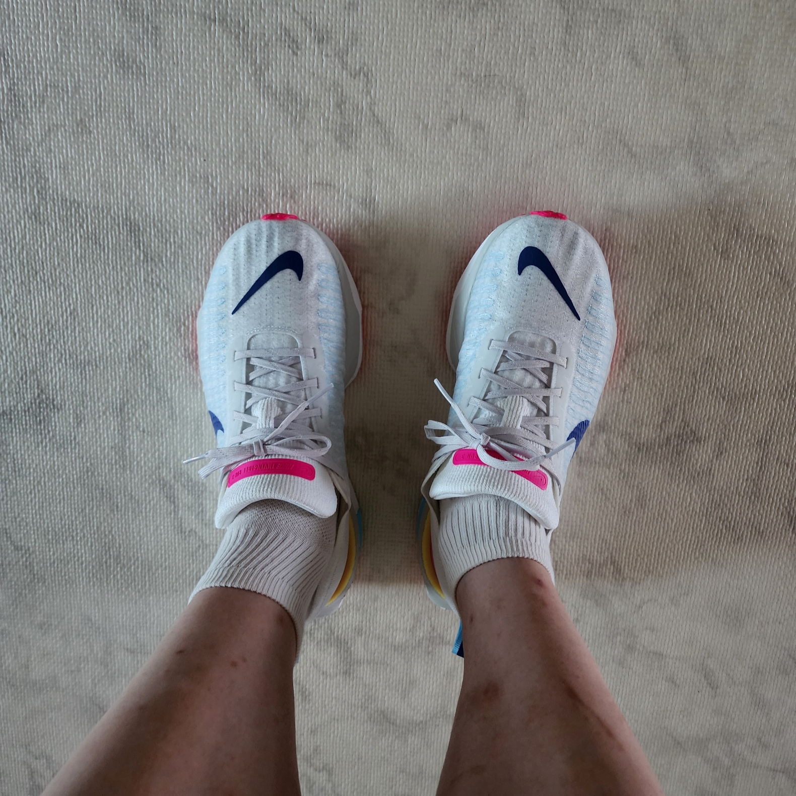 Nike ZoomX Invincible Run Flyknit 3 Fierce Pink Deep Royal Blue 착용 스타일