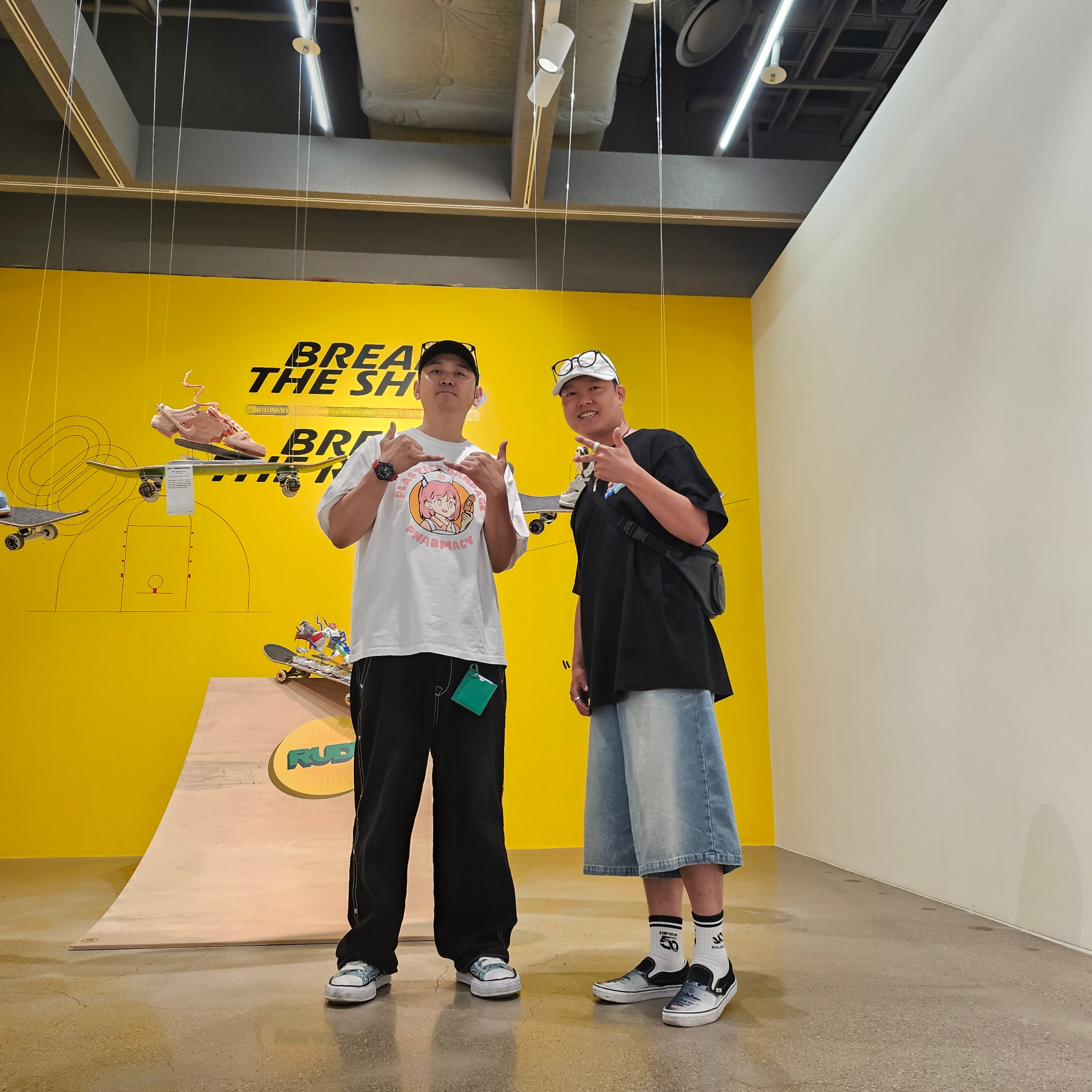 Supreme x MM6 Maison Margiela Painted Camp Cap White - 24SS, Vans x Peaches. Classic Slip-On Black True White 착용 스타일