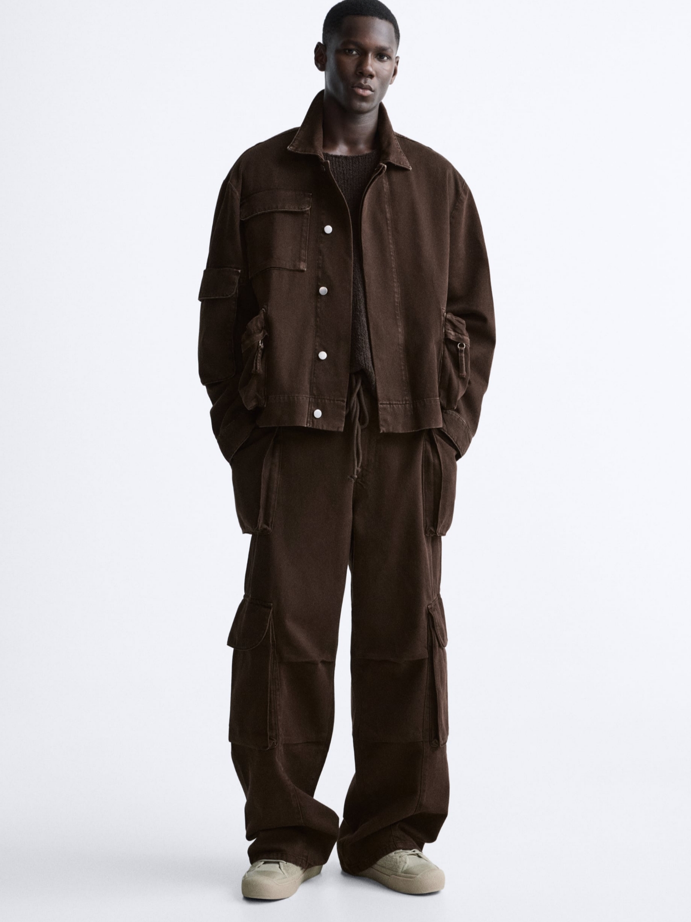 Zara Utility Cargo Jeans Chocolate 착용 스타일