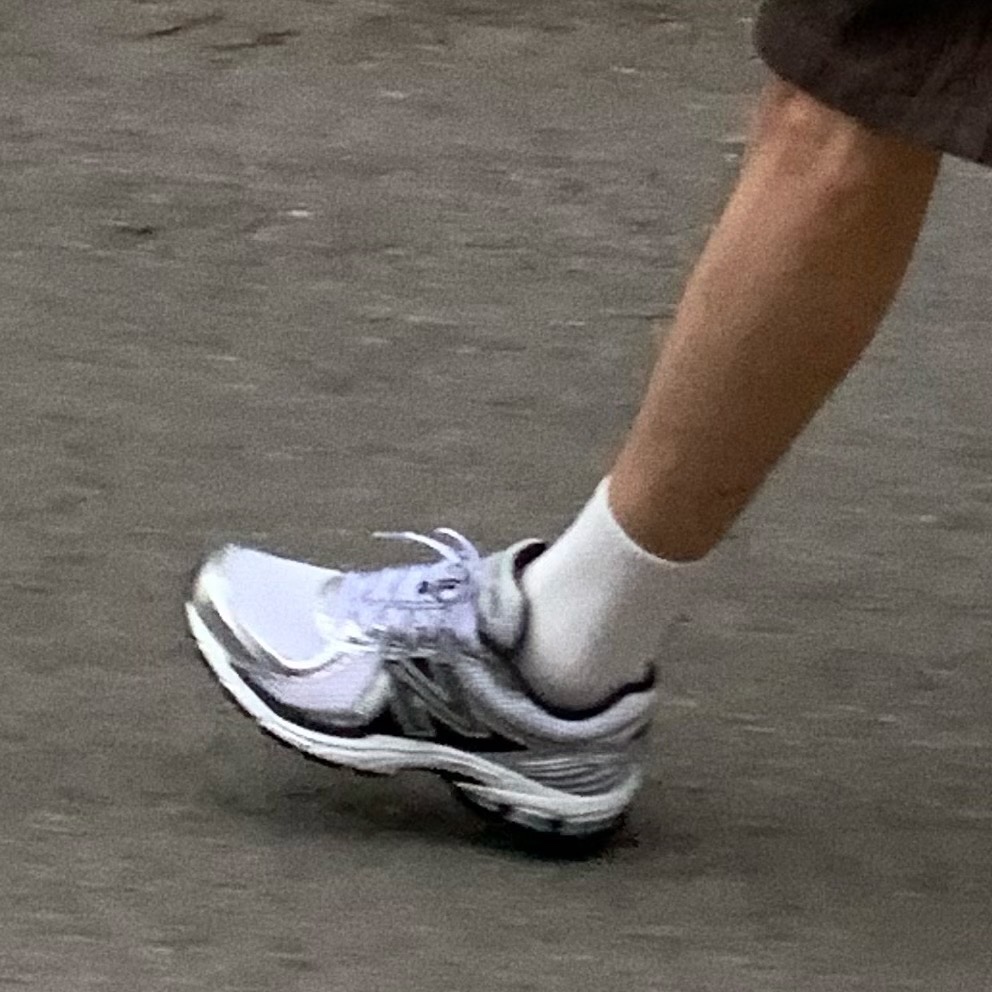 New Balance 860v2 White Black 착용 스타일 - 7
