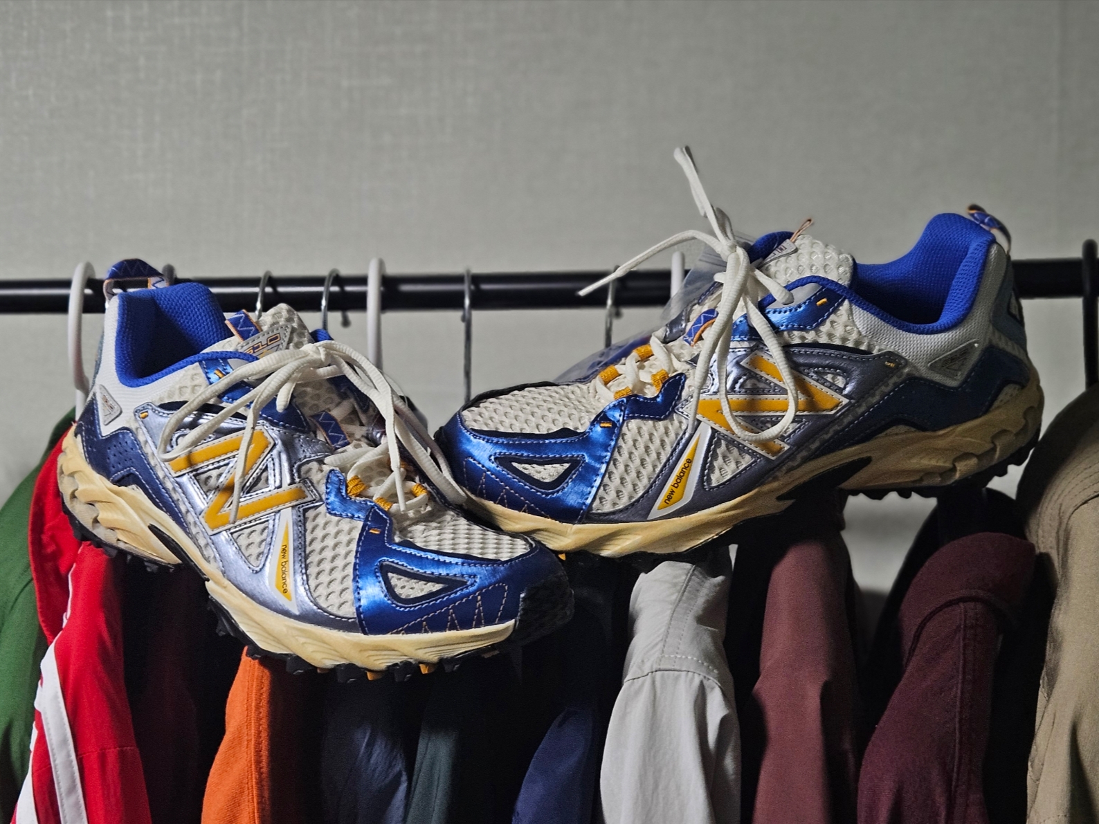 New Balance x Yeseyesee ML610 Atlantic Blue Varsity Gold 착용 스타일