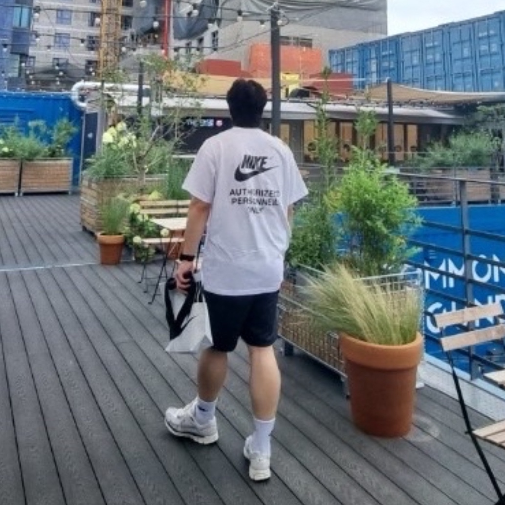 Nike NSW Authorized Personnel T-Shirt White - Asia, (W) Nike Zoom Vomero 5 Photon Dust and Metallic Silver 착용 스타일