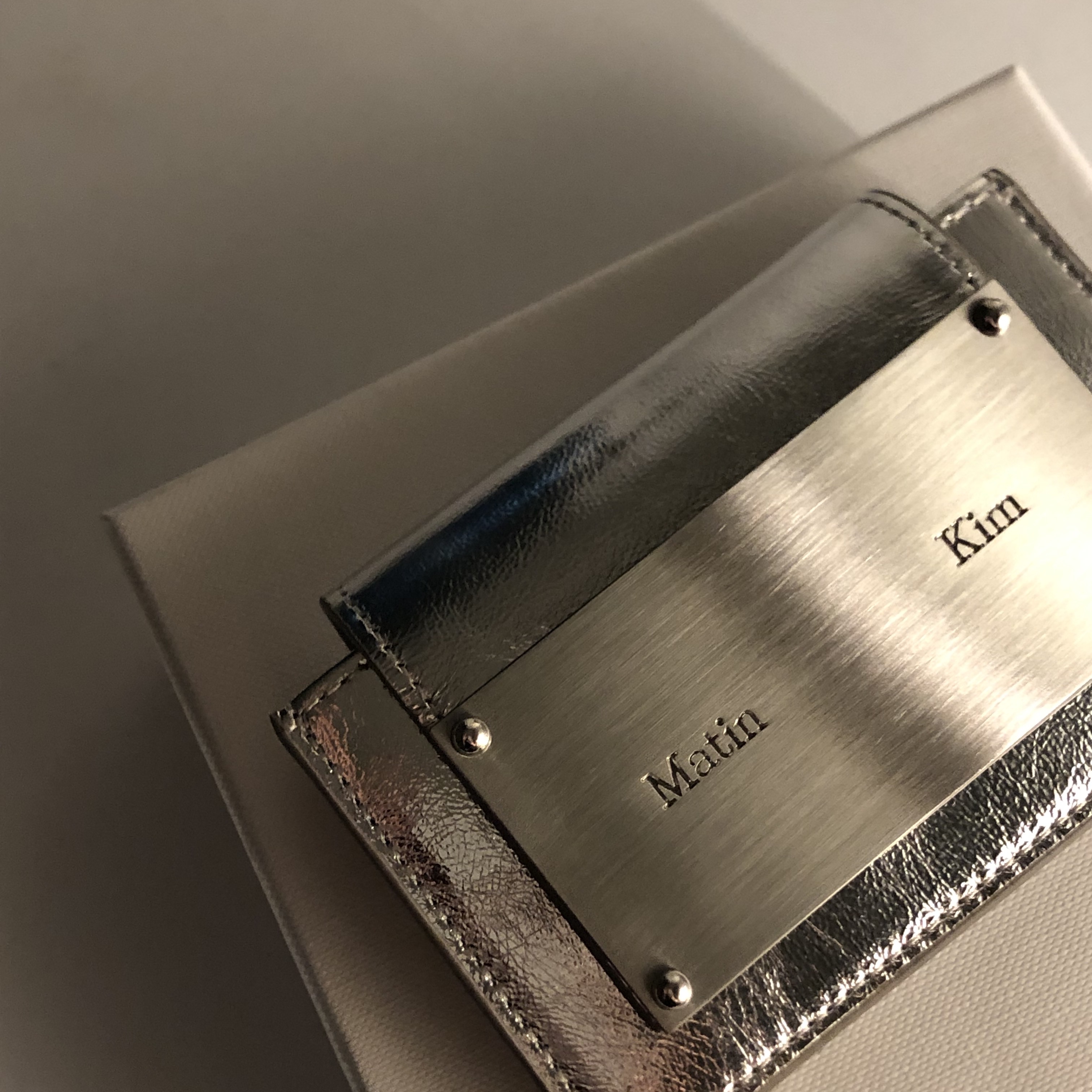 Matin Kim Accordion Wallet Silver 착용 스타일 - 1