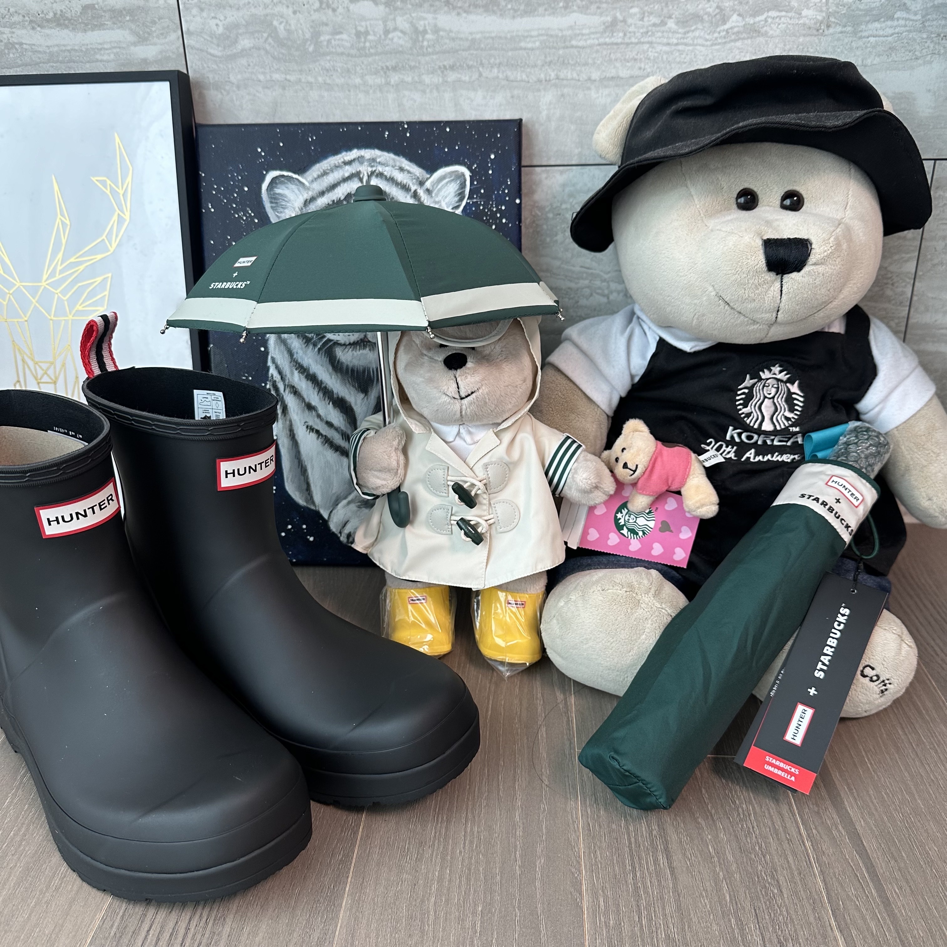 Hunter Play Short Wellington Boots Black, Starbucks x Hunter Rainy Bearista Doll Cream 착용 스타일