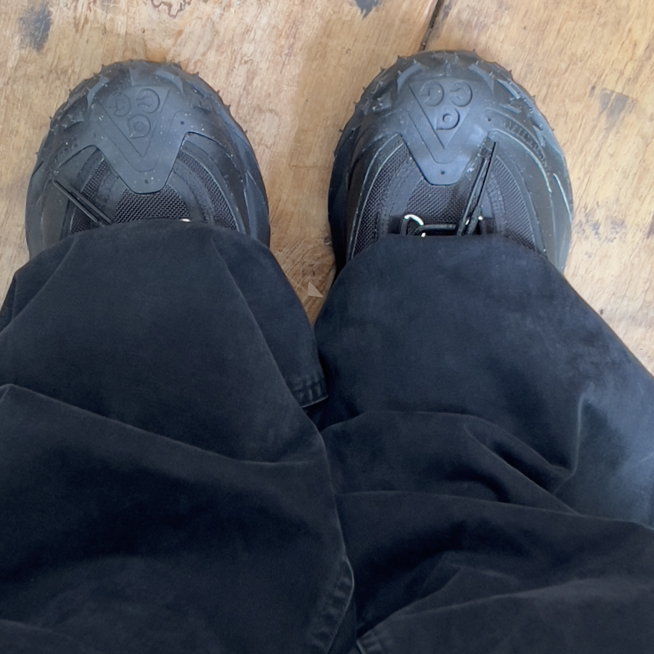 Nike x Comme des Garcons Homme Plus ACG Mountain Fly 2 Low Black, Nonnod Alpine Carpenter Shorts Matt Black 착용 스타일 - 2