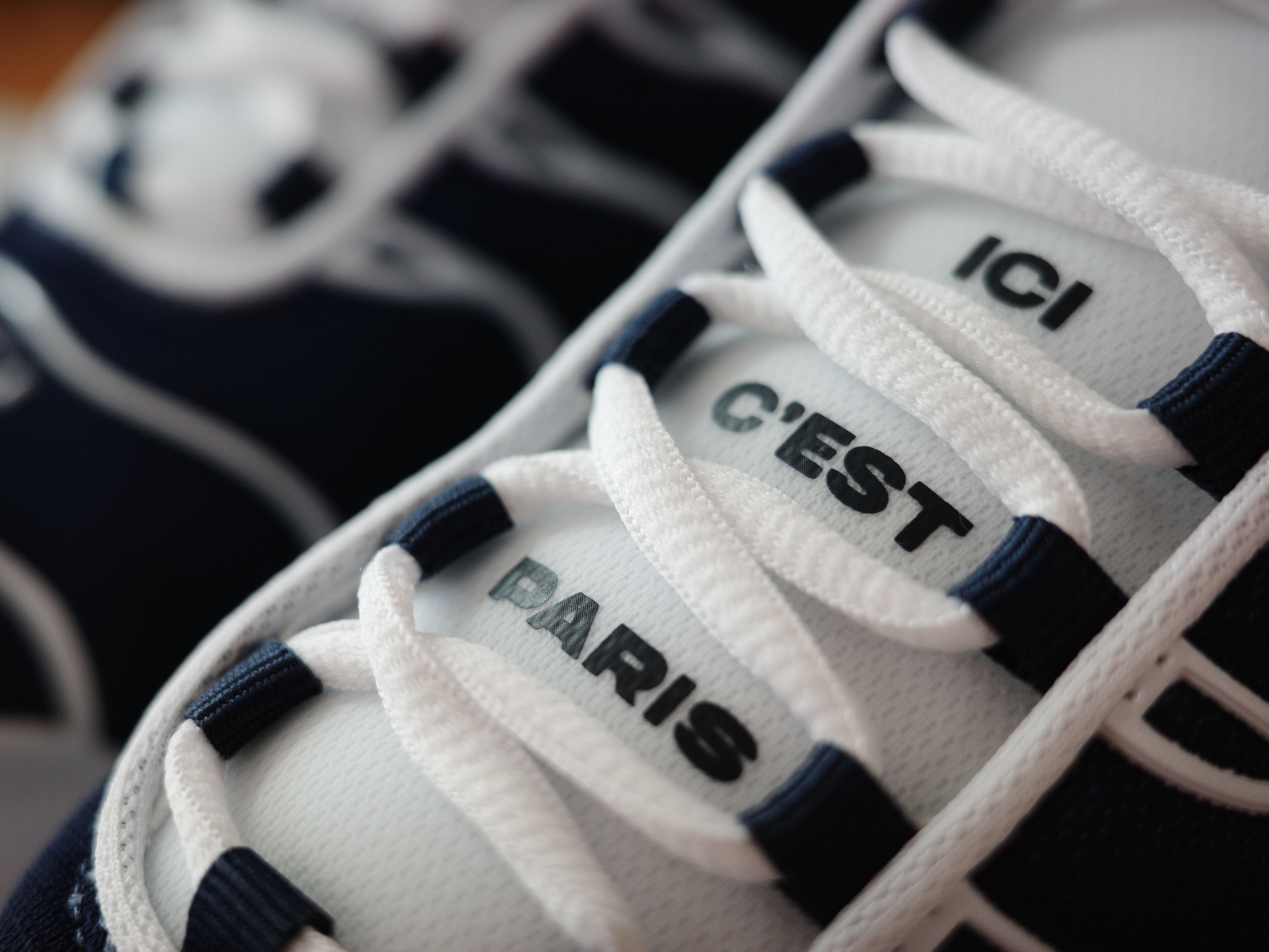 Nike x Paris Saint-Germain Air Max Plus White Metallic Gold 착용 스타일 - 2