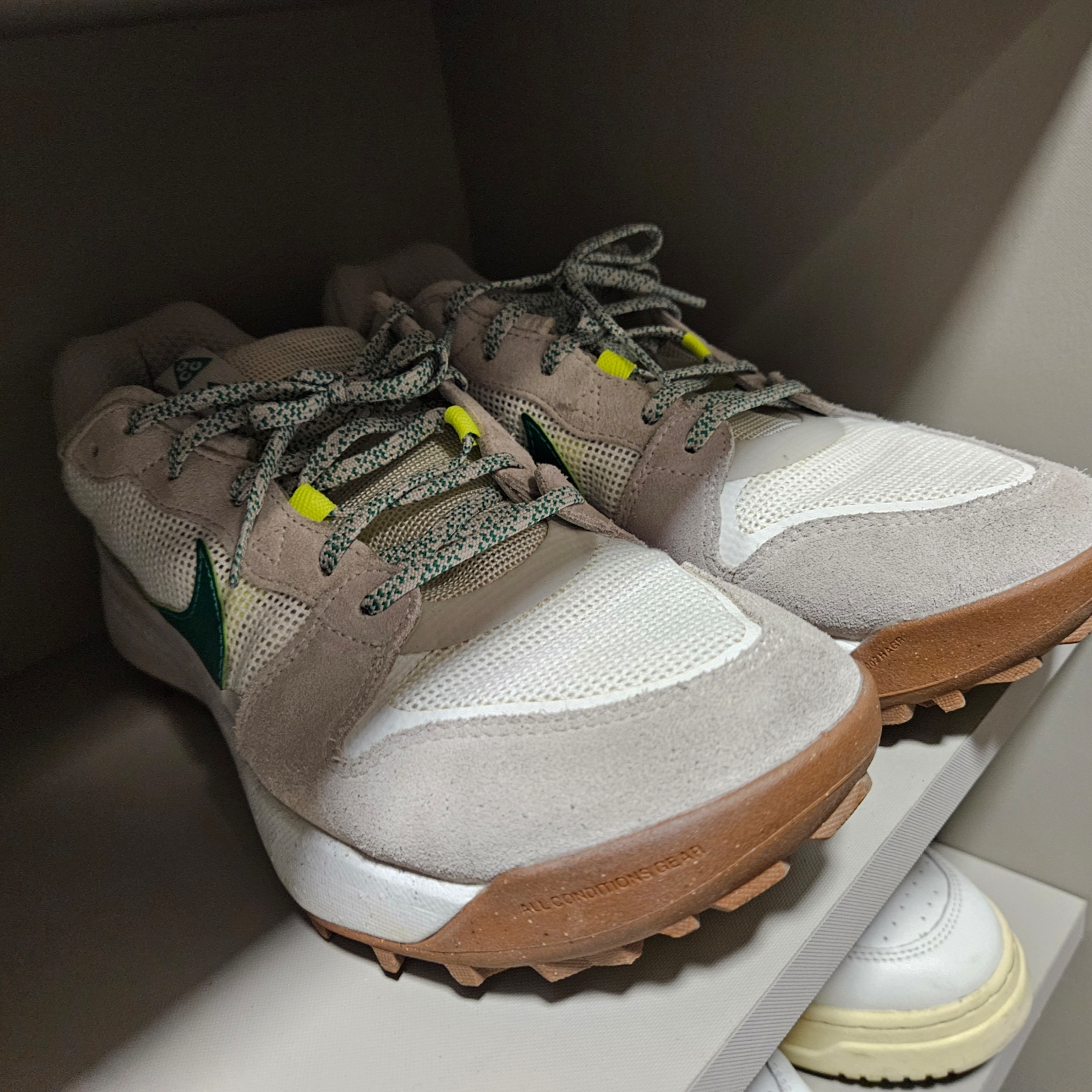 Nike ACG Lowcate Light Iron Ore 착용 스타일