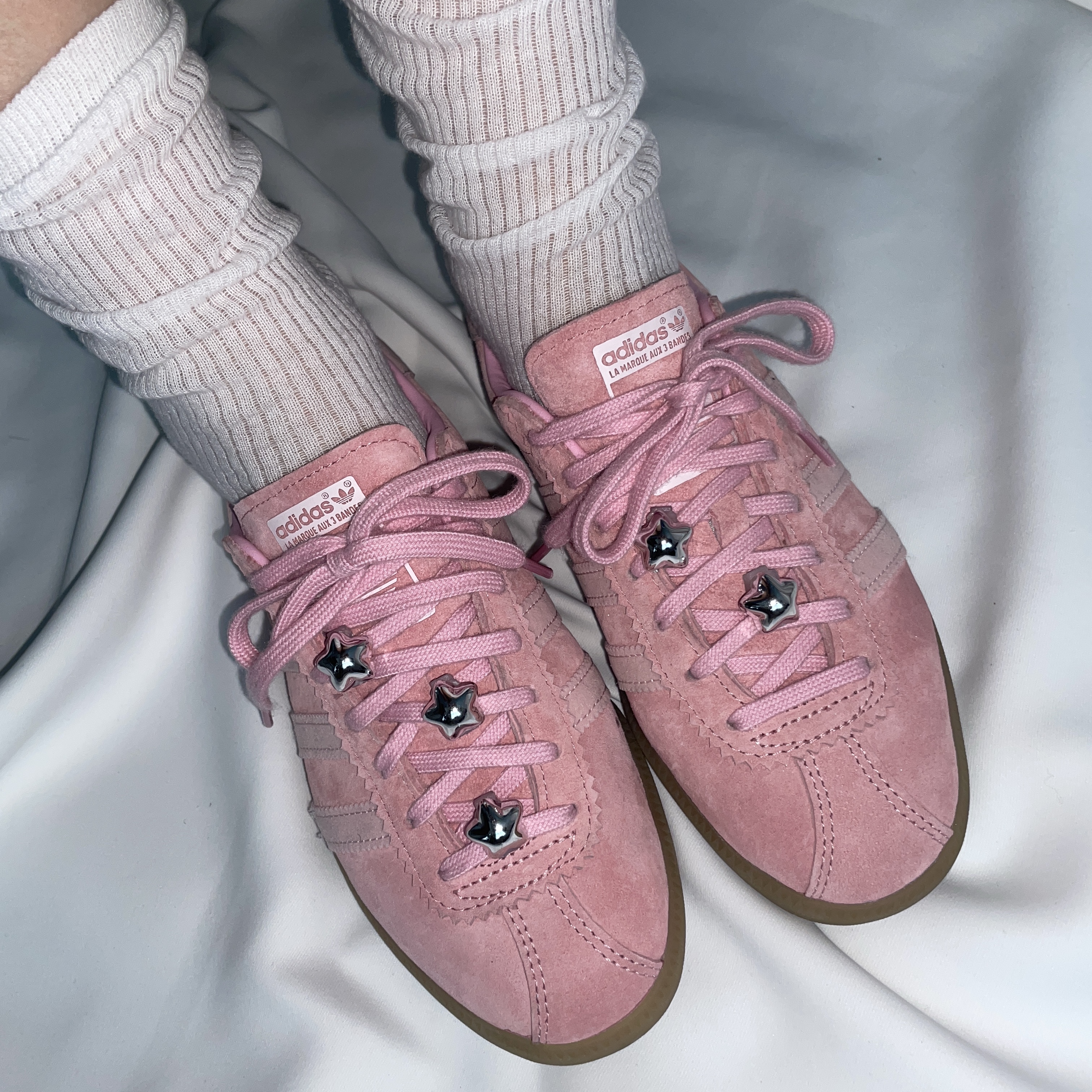 Adidas Bermuda Glow Pink 착용 스타일 - 1