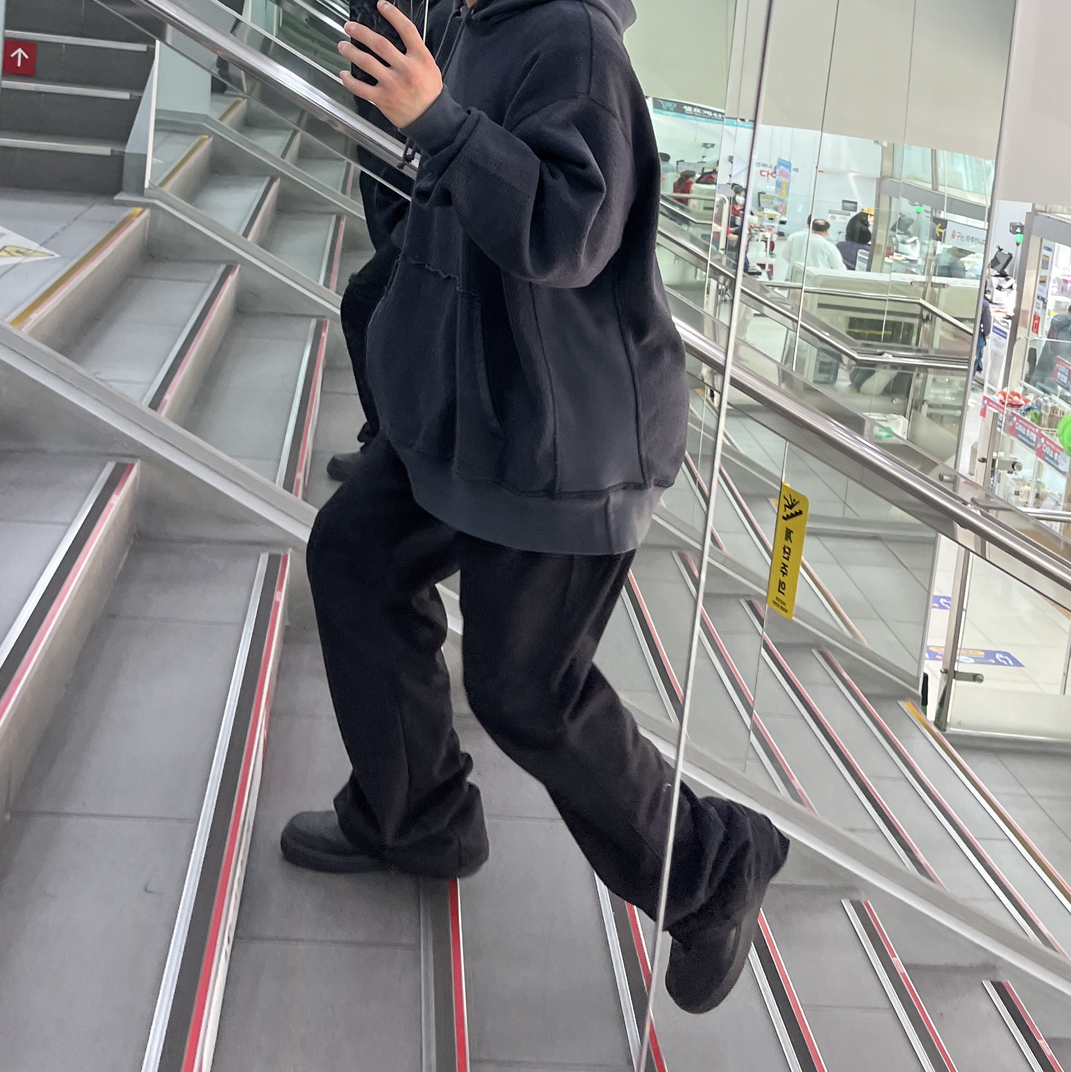 Nike Air Force 1 '07 Low Triple Black 착용 스타일 - 2
