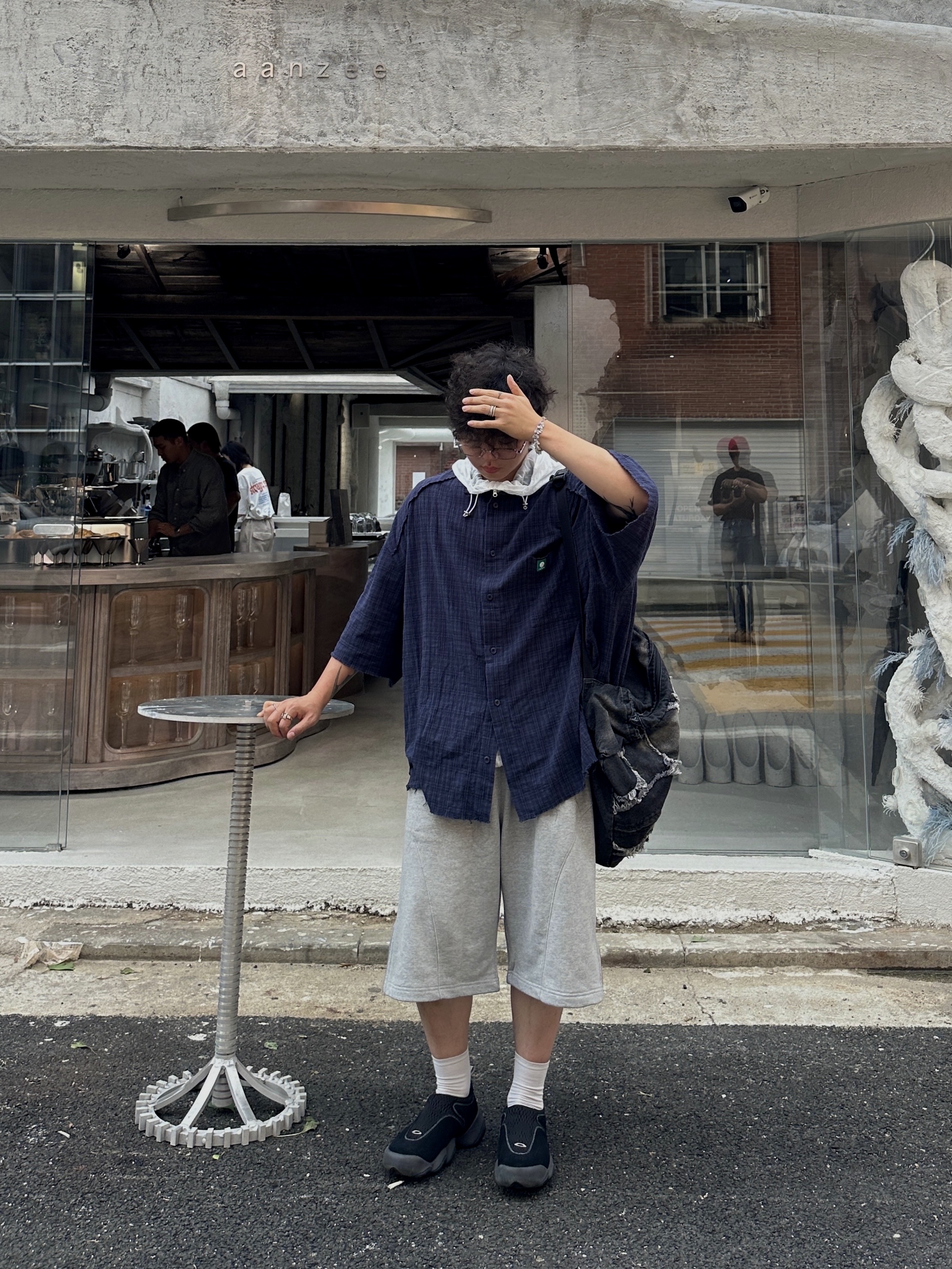 Oakley Factory Team x Brain Dead Suede Flesh Caviar Mesh Black, Gentle Monster Atomic 02 Silver 착용 스타일 - 5