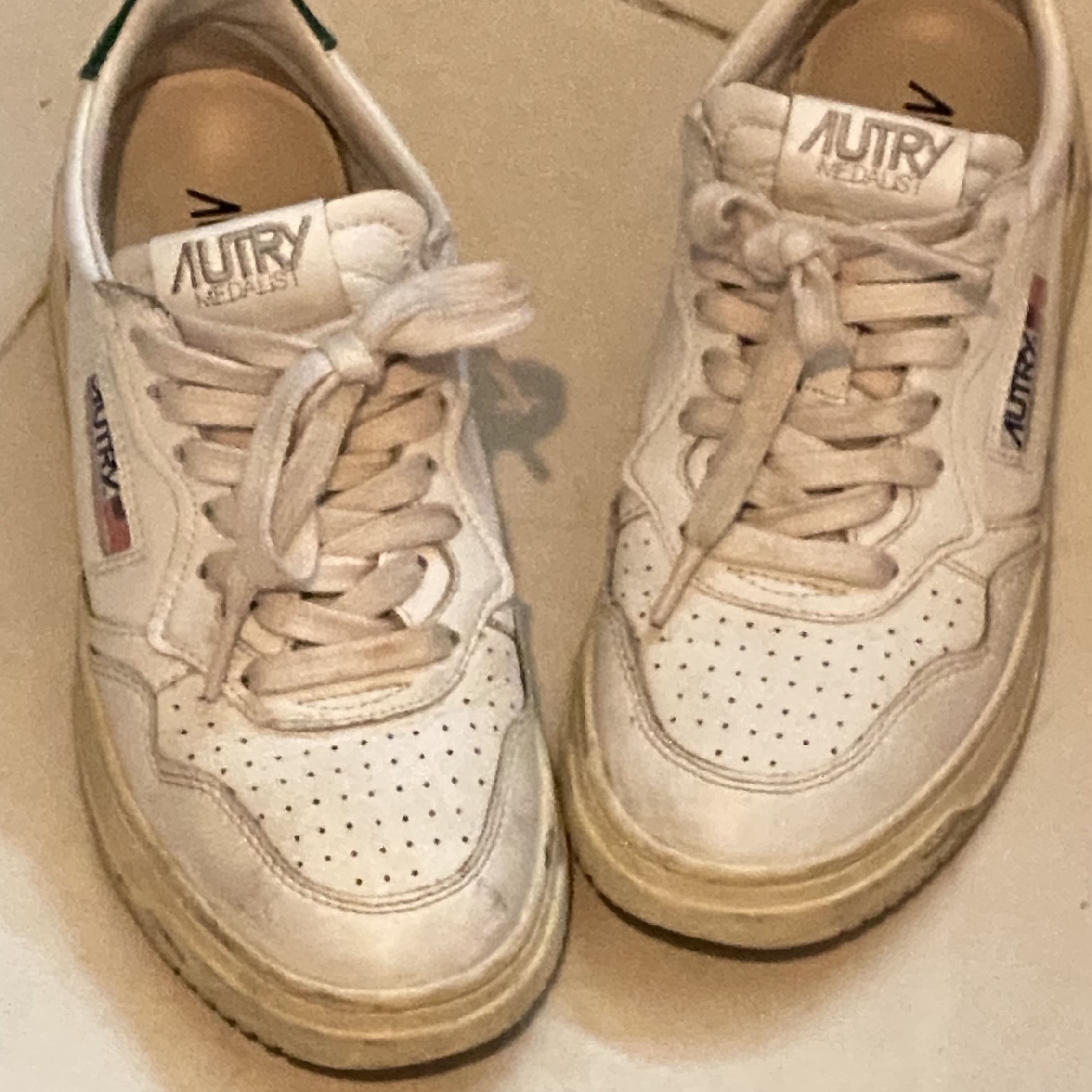 Autry Medalist Low Leather Sneakers White 착용 스타일