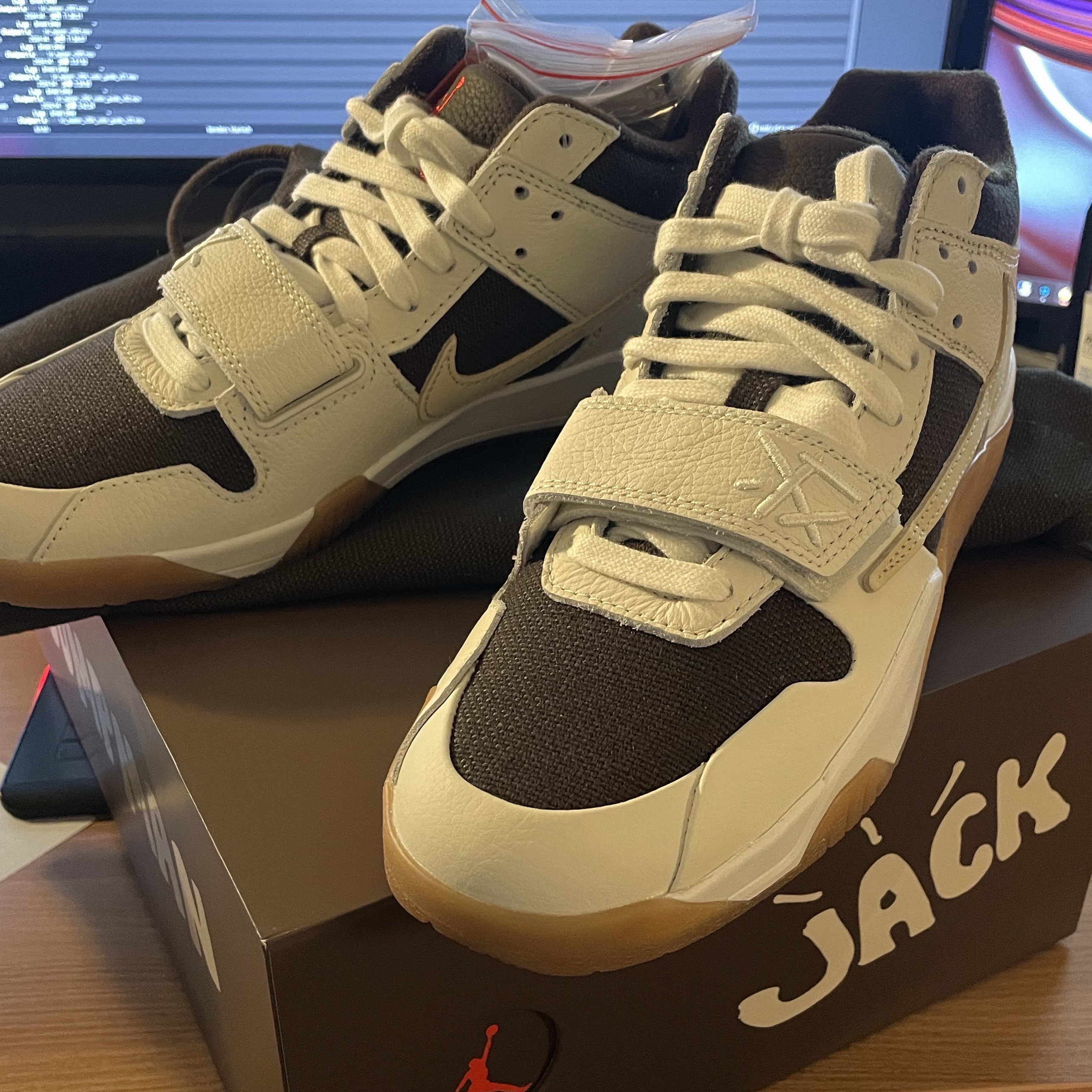 Jordan x Travis Scott Jumpman Jack TR Sail and Dark Mocha 착용 스타일 - 2
