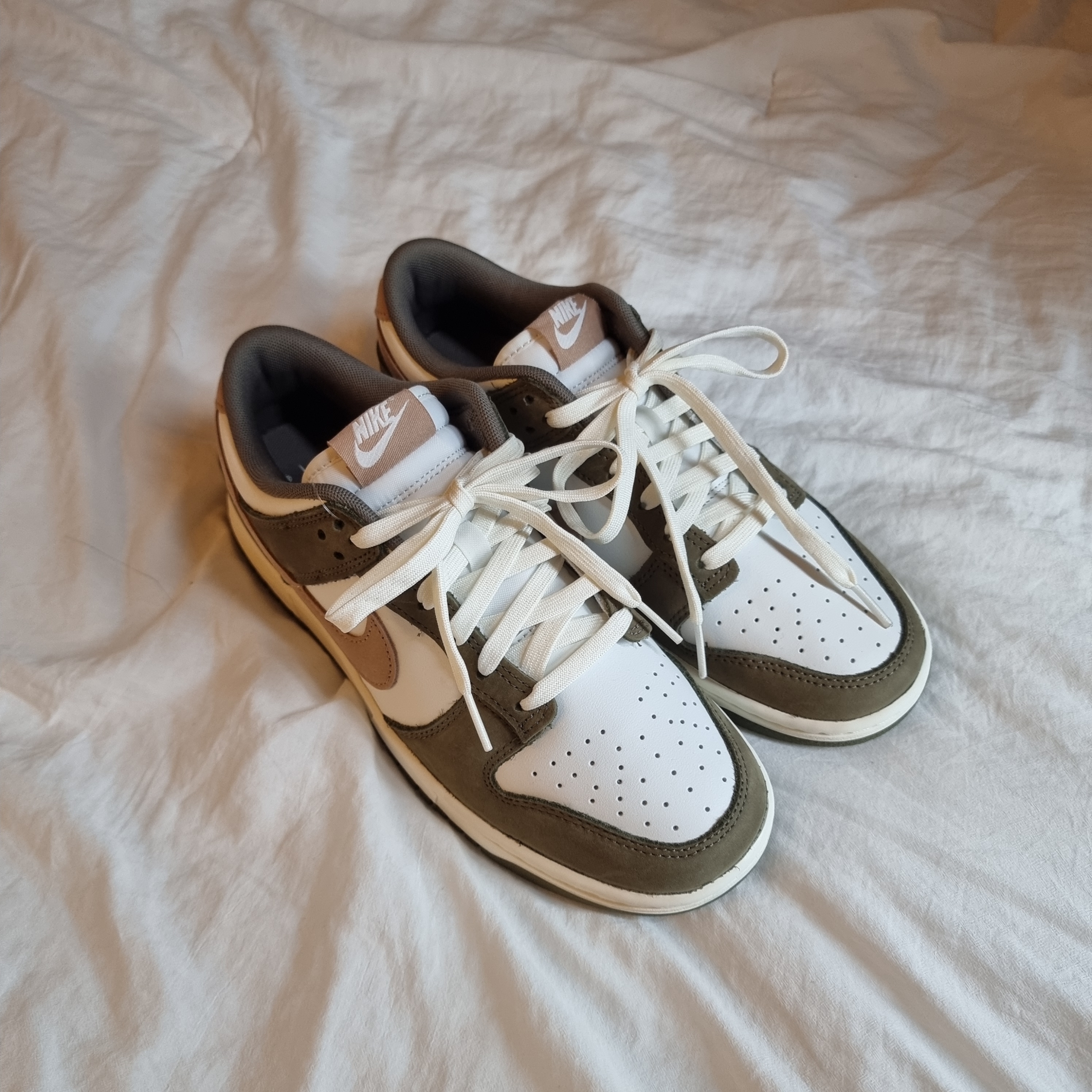 Nike Dunk Low Retro Premium Medium Olive and Summit White 착용 스타일 - 6