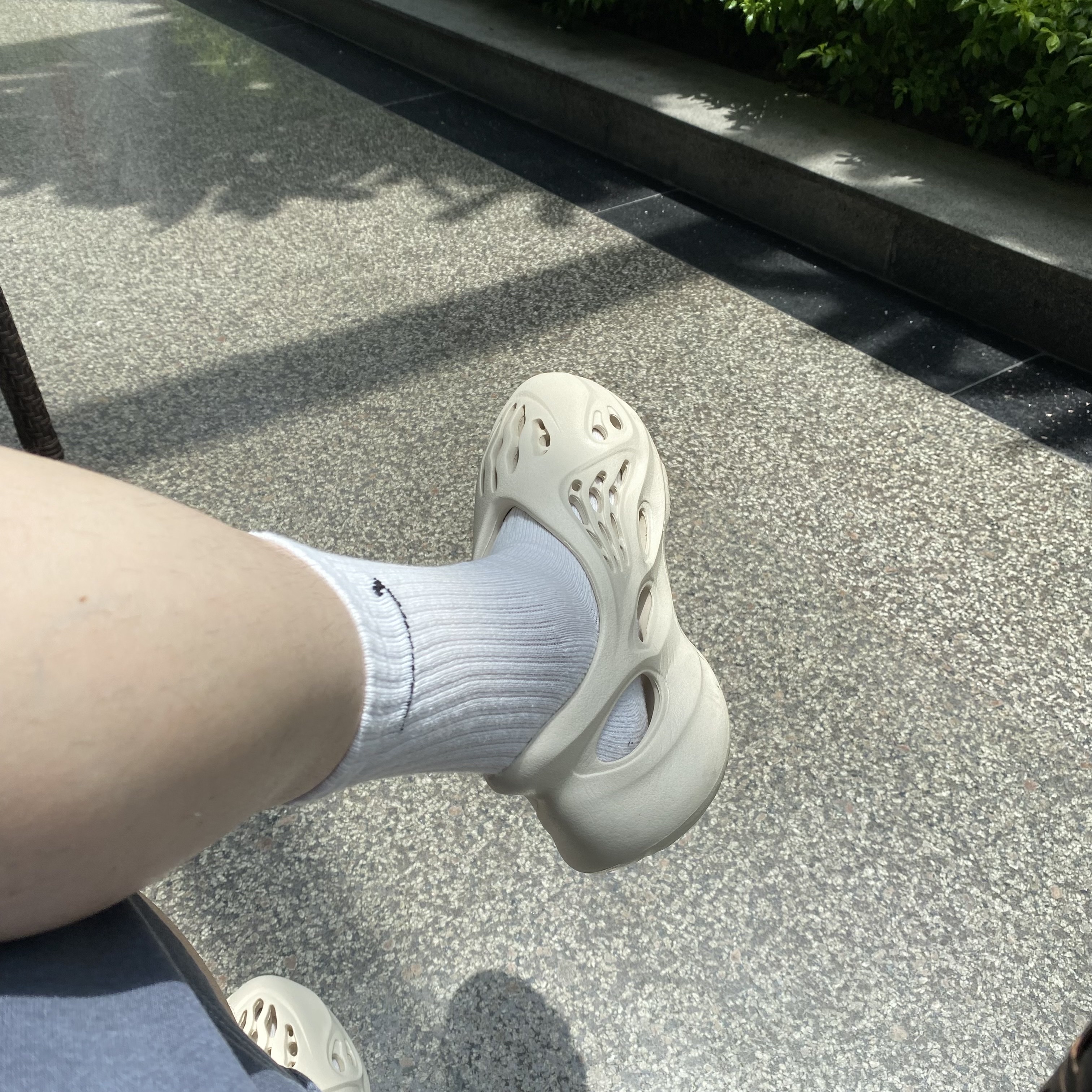 Adidas Yeezy Foam RNNR Sand, Nike Everyday Cushioned Training Crew Socks White (3 Pack/Korean Ver.) 착용 스타일 - 1