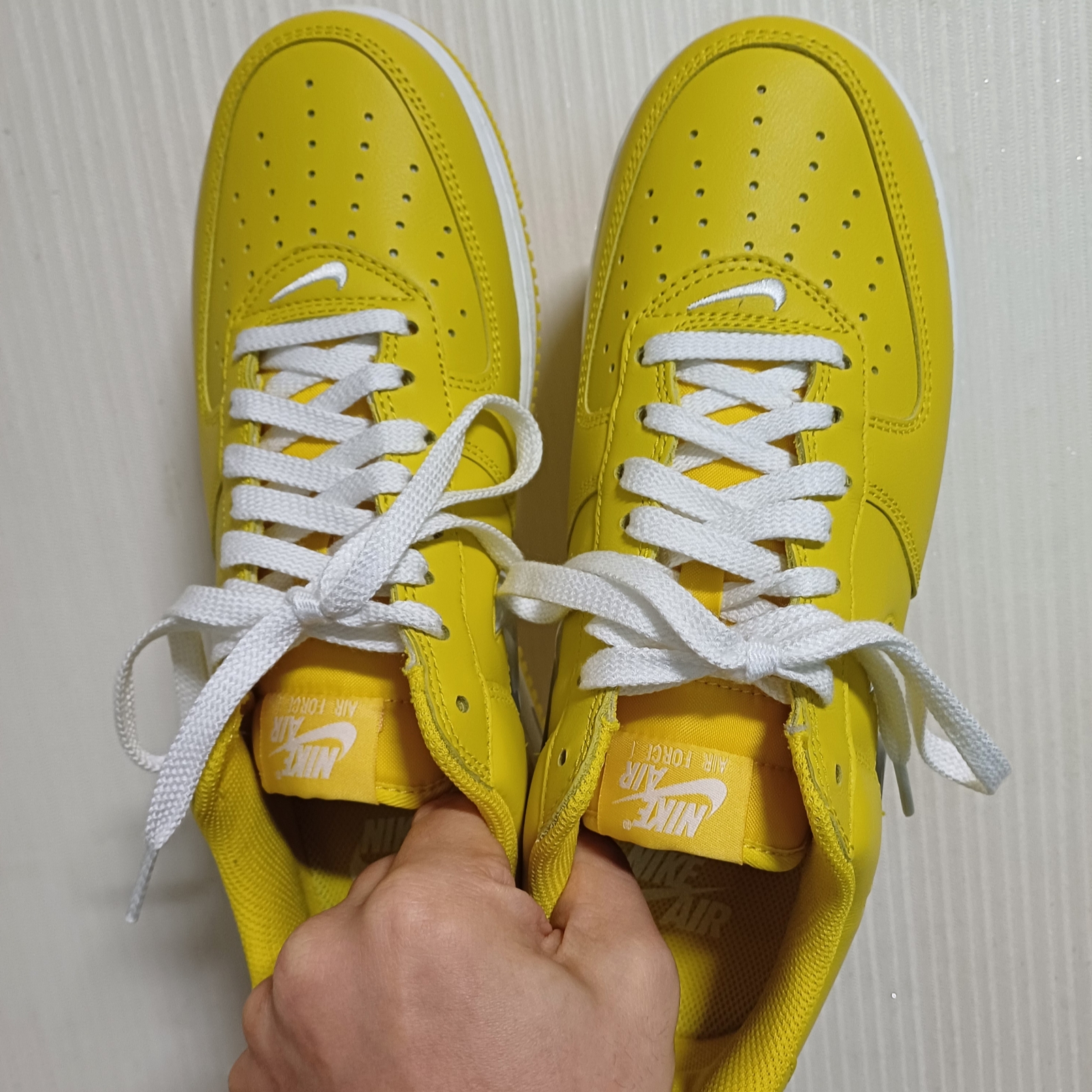 Nike Air Force 1 Low Retro Color of The Month Speed Yellow 착용 스타일 - 1