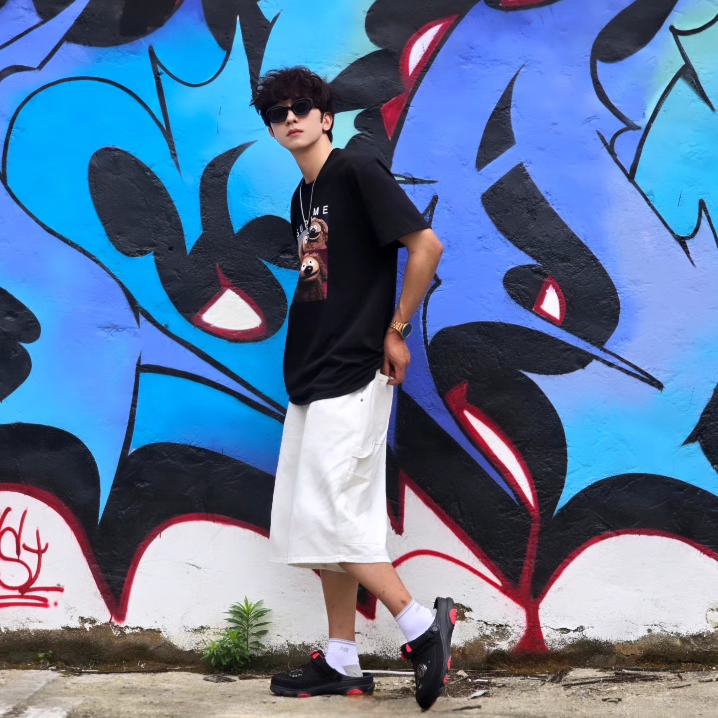 Supreme Rowlf T-Shirt Black - 24SS, Crocs x Staple Classic All Terrain Clog Black 착용 스타일 - 3