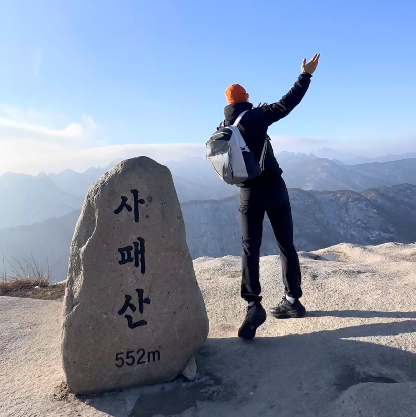 Arc'teryx x Beams Mantis 26 Backpack Tranquil, Arc'teryx Atom LT Hoody Black 착용 스타일