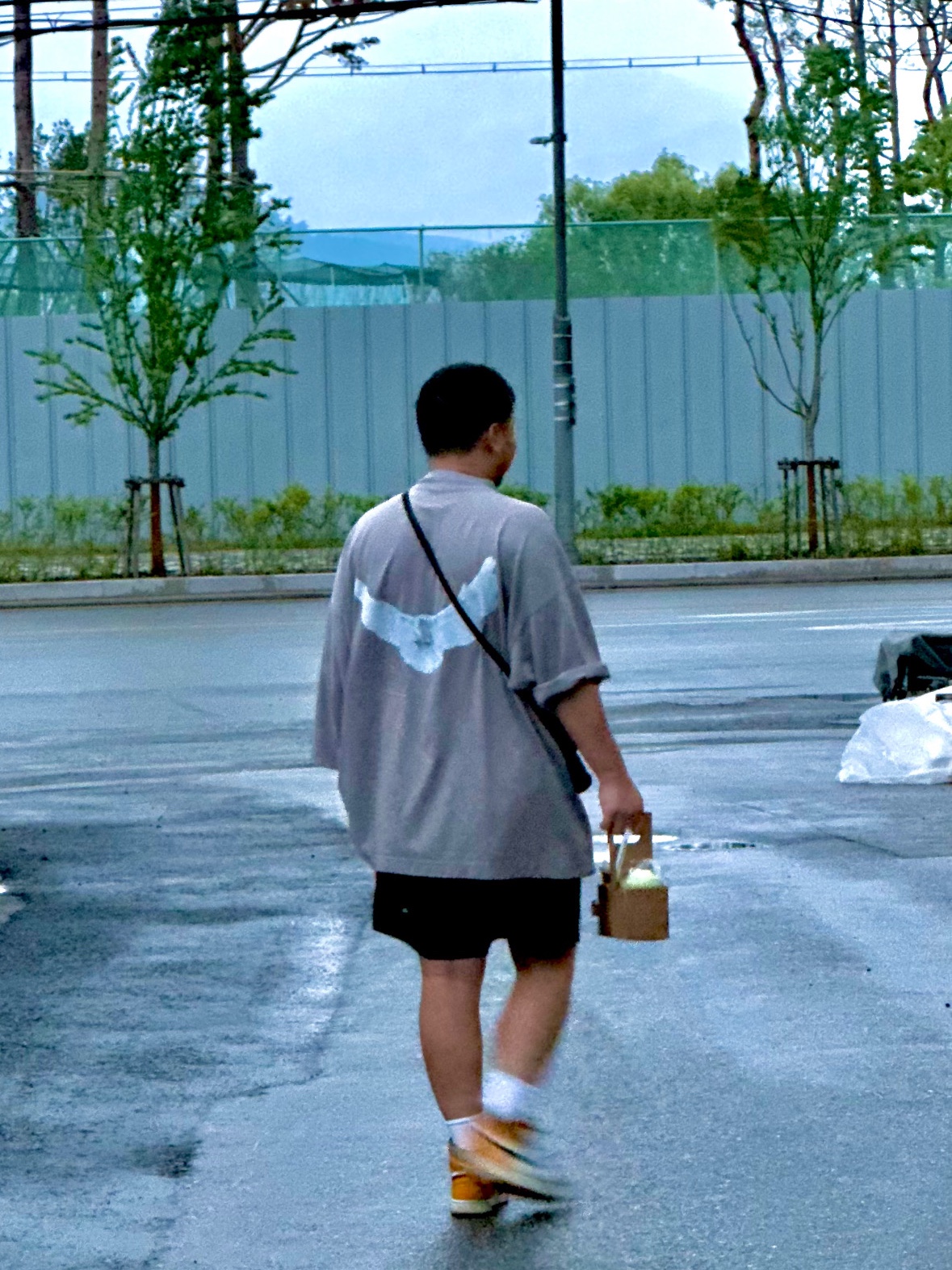Yeezy Gap Engineered By Balenciaga Dove 3/4 Sleeve T-Shirt Grey, Jordan 1 Retro High OG Taxi 착용 스타일