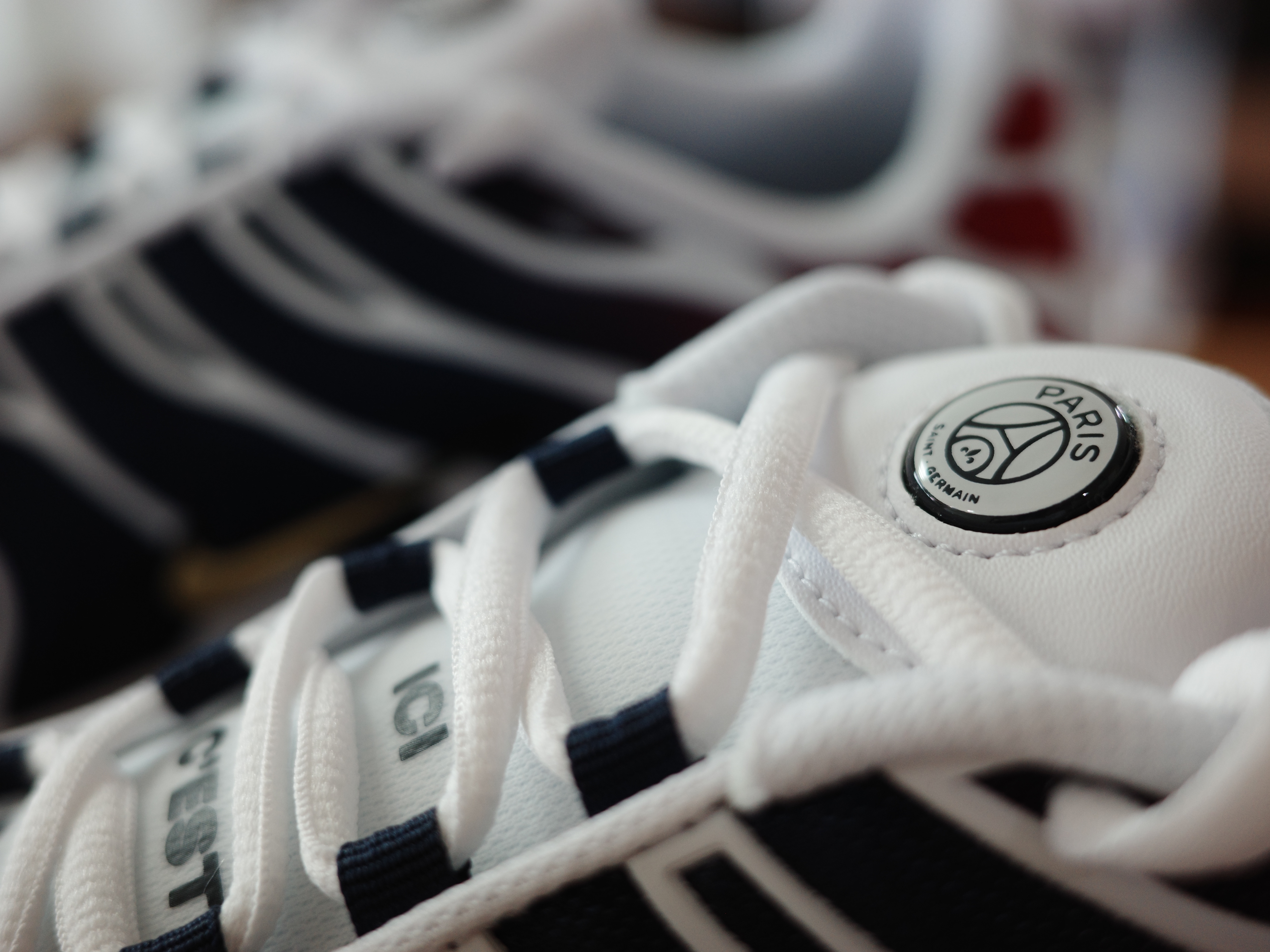 Nike x Paris Saint-Germain Air Max Plus White Metallic Gold 착용 스타일 - 3