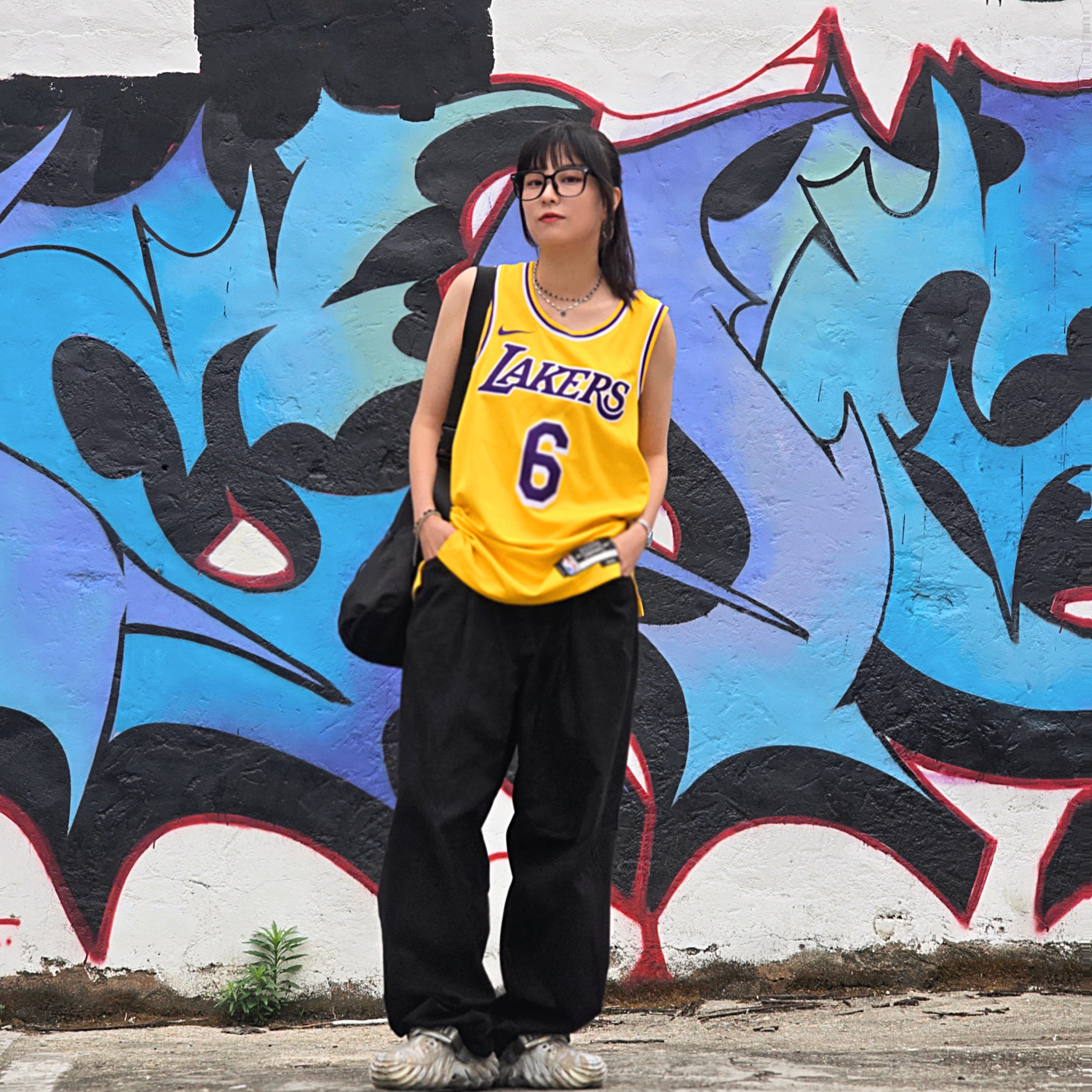 Nike LeBron James LA Lakers Icon Edition Jersey Amarillo, Crocs Echo Marbled Clog Bone Multi 착용 스타일 - 1